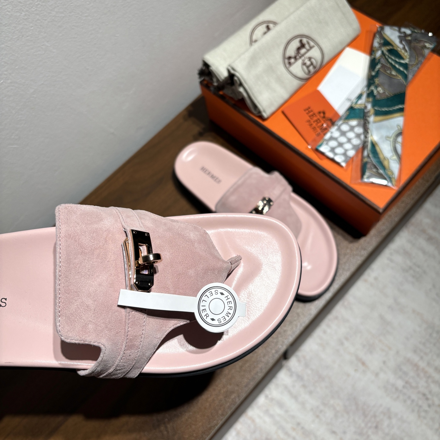出厂价:女款270
品牌💗:HERMES
编号💗:H8018-210199
颜色💗:新色系
码数💗:35一40(41 42订做不退不换)
鞋面材质:进口小牛皮
大底材质:Tpu防滑耐磨大底
🆕🆕🆕HERMES 2025最新配色,原版购入拆解,进口定制面料 所有颜色均调试过N遍 力求跟原版零区别!顶级版本女款💰 最近火到不行的Kelly扣 Empire凉鞋,老少皆宜的舒适感,丑萌丑萌的。潮爆了