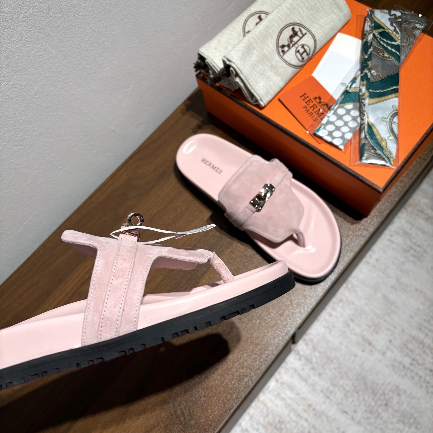 出厂价:女款270
品牌💗:HERMES
编号💗:H8018-210199
颜色💗:新色系
码数💗:35一40(41 42订做不退不换)
鞋面材质:进口小牛皮
大底材质:Tpu防滑耐磨大底
🆕🆕🆕HERMES 2025最新配色,原版购入拆解,进口定制面料 所有颜色均调试过N遍 力求跟原版零区别!顶级版本女款💰 最近火到不行的Kelly扣 Empire凉鞋,老少皆宜的舒适感,丑萌丑萌的。潮爆了