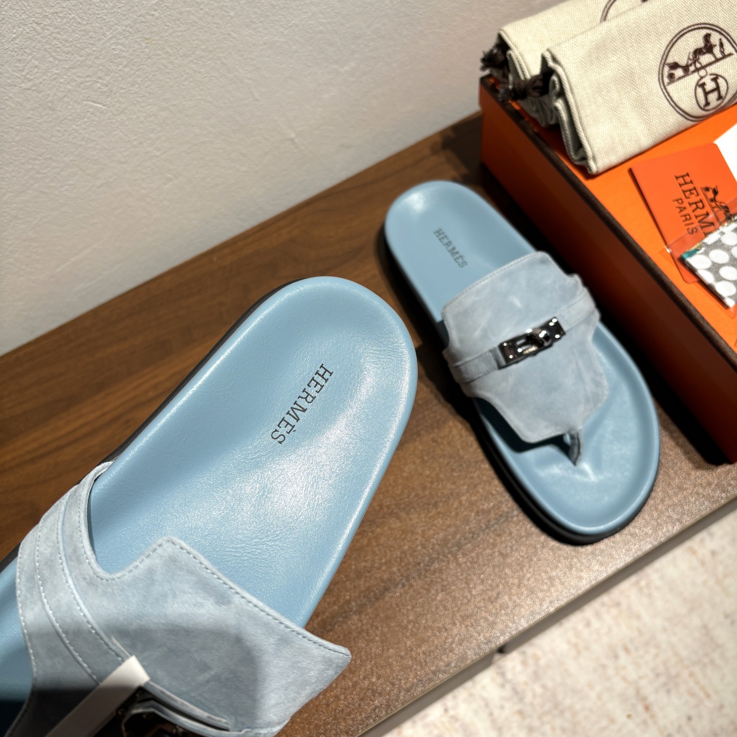 出厂价:女款270
品牌💗:HERMES
编号💗:H8018-210199
颜色💗:新色系
码数💗:35一40(41 42订做不退不换)
鞋面材质:进口小牛皮
大底材质:Tpu防滑耐磨大底
🆕🆕🆕HERMES2025最新配色,原版购入拆解,进口定制面料 所有颜色均调试过N遍 力求跟原版零区别!顶级版本女款💰 最近火到不行的Kelly扣 Empire凉鞋,老少皆宜的舒适感,丑萌丑萌的。潮爆了