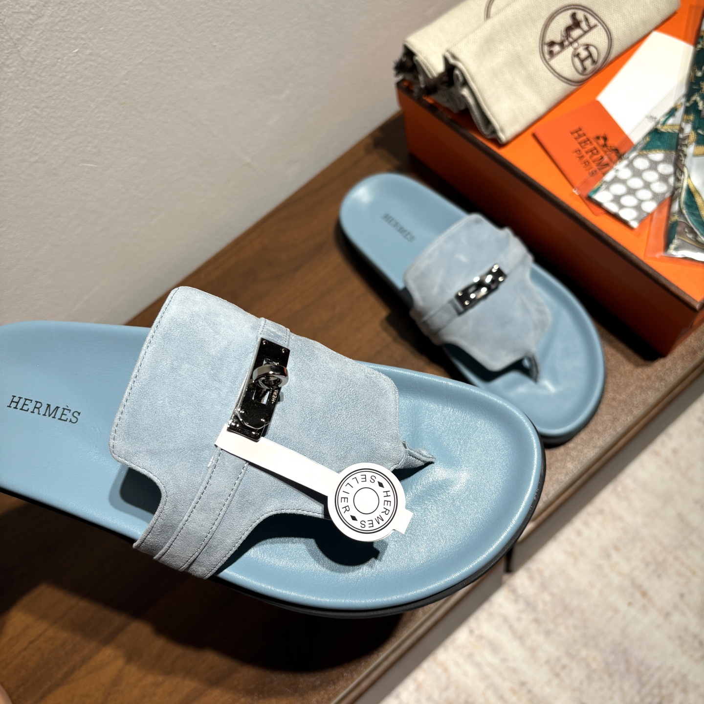 出厂价:女款270
品牌💗:HERMES
编号💗:H8018-210199
颜色💗:新色系
码数💗:35一40(41 42订做不退不换)
鞋面材质:进口小牛皮
大底材质:Tpu防滑耐磨大底
🆕🆕🆕HERMES2025最新配色,原版购入拆解,进口定制面料 所有颜色均调试过N遍 力求跟原版零区别!顶级版本女款💰 最近火到不行的Kelly扣 Empire凉鞋,老少皆宜的舒适感,丑萌丑萌的。潮爆了