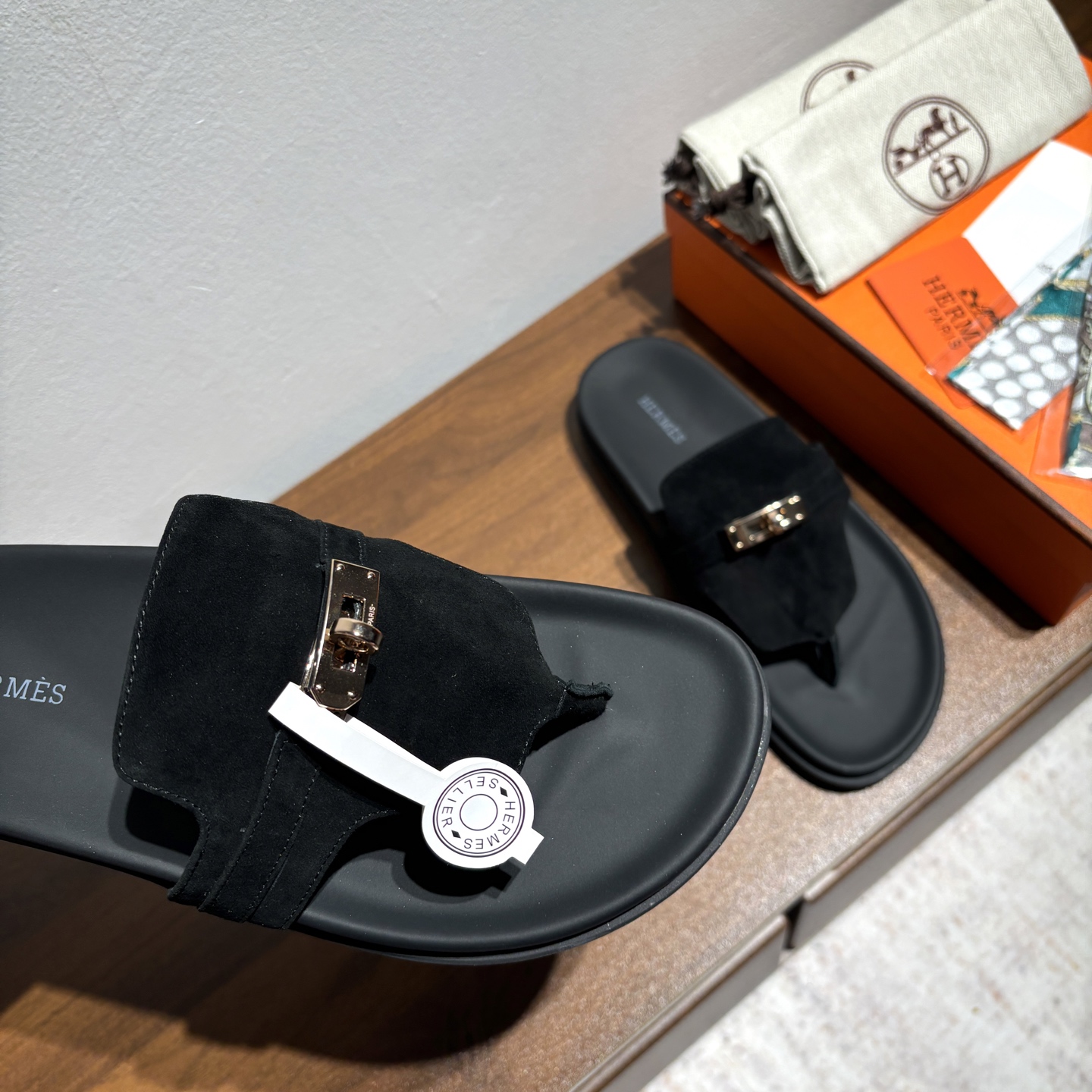 出厂价:女款270
品牌💗:HERMES
编号💗:H8018-210199
颜色💗:新色系
码数💗:35一40(41 42订做不退不换)
鞋面材质:进口小牛皮
大底材质:Tpu防滑耐磨大底
🆕🆕🆕HERMES2025最新配色,原版购入拆解,进口定制面料 所有颜色均调试过N遍 力求跟原版零区别!顶级版本女款💰 最近火到不行的Kelly扣 Empire凉鞋,老少皆宜的舒适感,丑萌丑萌的。潮爆了