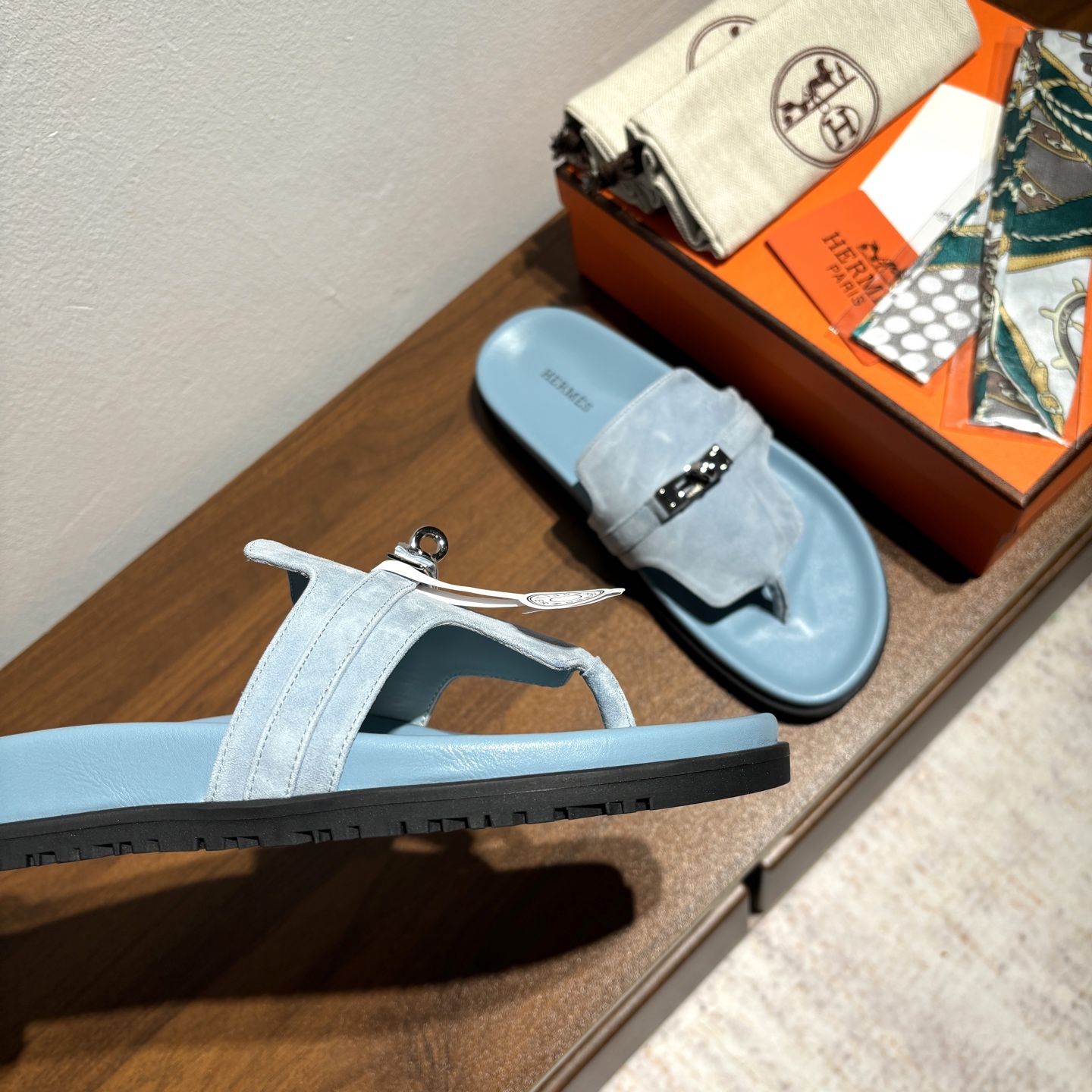 出厂价:女款270
品牌💗:HERMES
编号💗:H8018-210199
颜色💗:新色系
码数💗:35一40(41 42订做不退不换)
鞋面材质:进口小牛皮
大底材质:Tpu防滑耐磨大底
🆕🆕🆕HERMES2025最新配色,原版购入拆解,进口定制面料 所有颜色均调试过N遍 力求跟原版零区别!顶级版本女款💰 最近火到不行的Kelly扣 Empire凉鞋,老少皆宜的舒适感,丑萌丑萌的。潮爆了