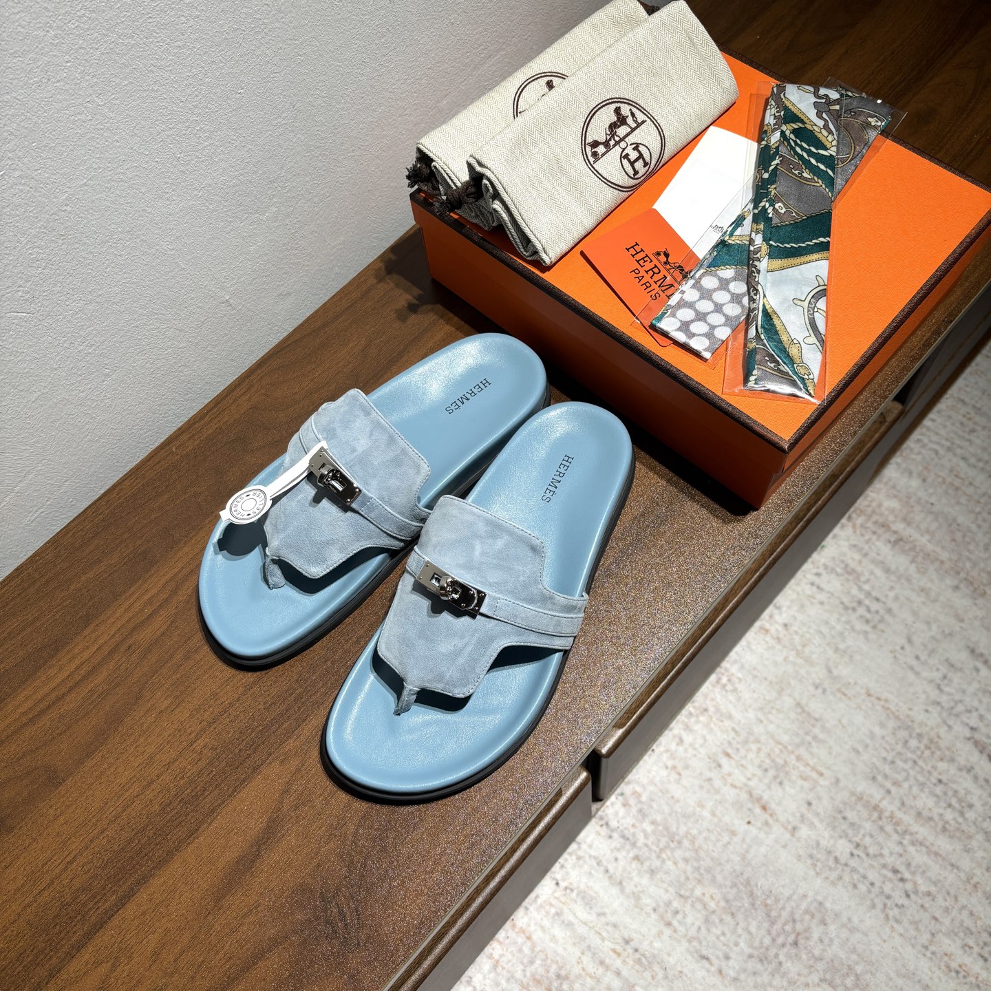 出厂价:女款270
品牌💗:HERMES
编号💗:H8018-210199
颜色💗:新色系
码数💗:35一40(41 42订做不退不换)
鞋面材质:进口小牛皮
大底材质:Tpu防滑耐磨大底
🆕🆕🆕HERMES2025最新配色,原版购入拆解,进口定制面料 所有颜色均调试过N遍 力求跟原版零区别!顶级版本女款💰 最近火到不行的Kelly扣 Empire凉鞋,老少皆宜的舒适感,丑萌丑萌的。潮爆了