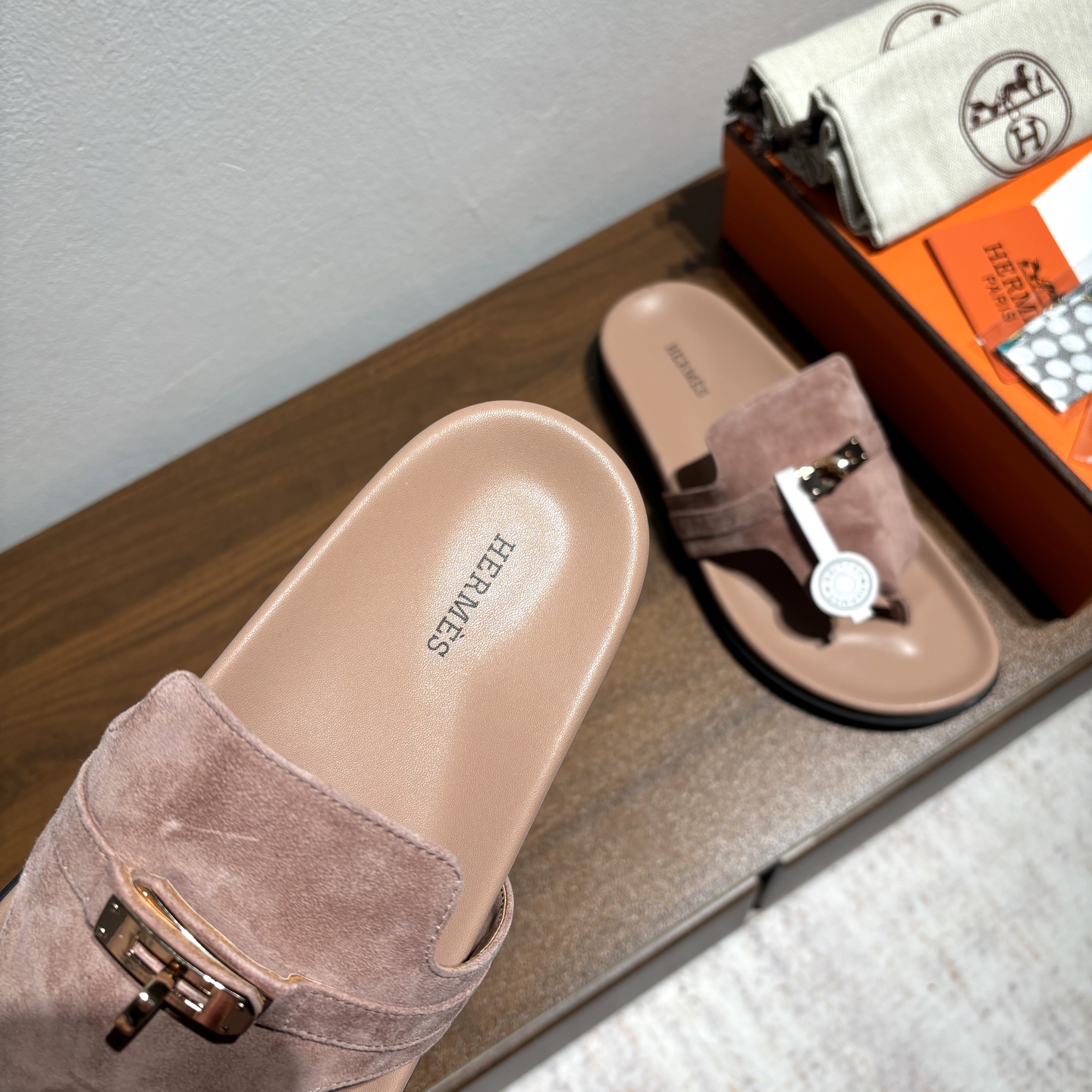 出厂价:女款270
品牌💗:HERMES
编号💗:H8018-210199
颜色💗:新色系
码数💗:35一40(41 42订做不退不换)
鞋面材质:进口小牛皮
大底材质:Tpu防滑耐磨大底
🆕🆕🆕HERMES2025最新配色,原版购入拆解,进口定制面料 所有颜色均调试过N遍 力求跟原版零区别!顶级版本女款💰 最近火到不行的Kelly扣 Empire凉鞋,老少皆宜的舒适感,丑萌丑萌的。潮爆了