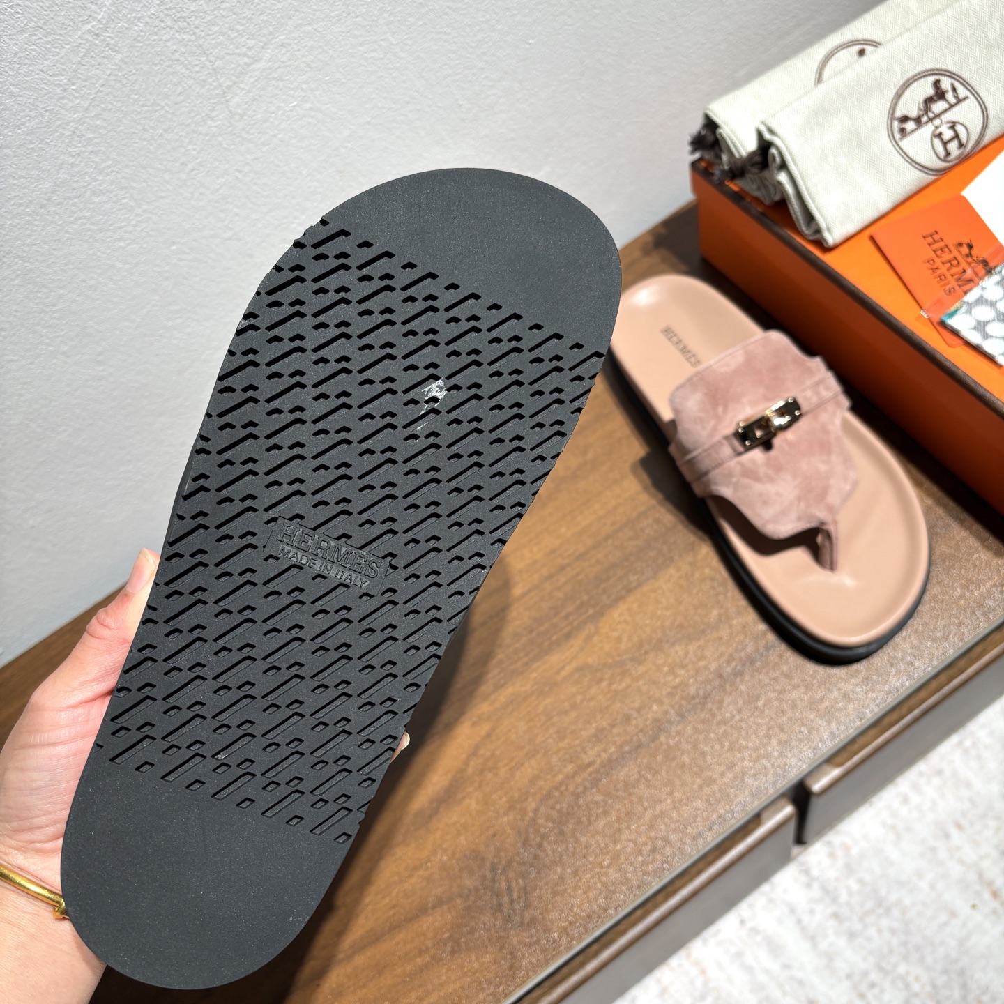 出厂价:女款270
品牌💗:HERMES
编号💗:H8018-210199
颜色💗:新色系
码数💗:35一40(41 42订做不退不换)
鞋面材质:进口小牛皮
大底材质:Tpu防滑耐磨大底
🆕🆕🆕HERMES2025最新配色,原版购入拆解,进口定制面料 所有颜色均调试过N遍 力求跟原版零区别!顶级版本女款💰 最近火到不行的Kelly扣 Empire凉鞋,老少皆宜的舒适感,丑萌丑萌的。潮爆了