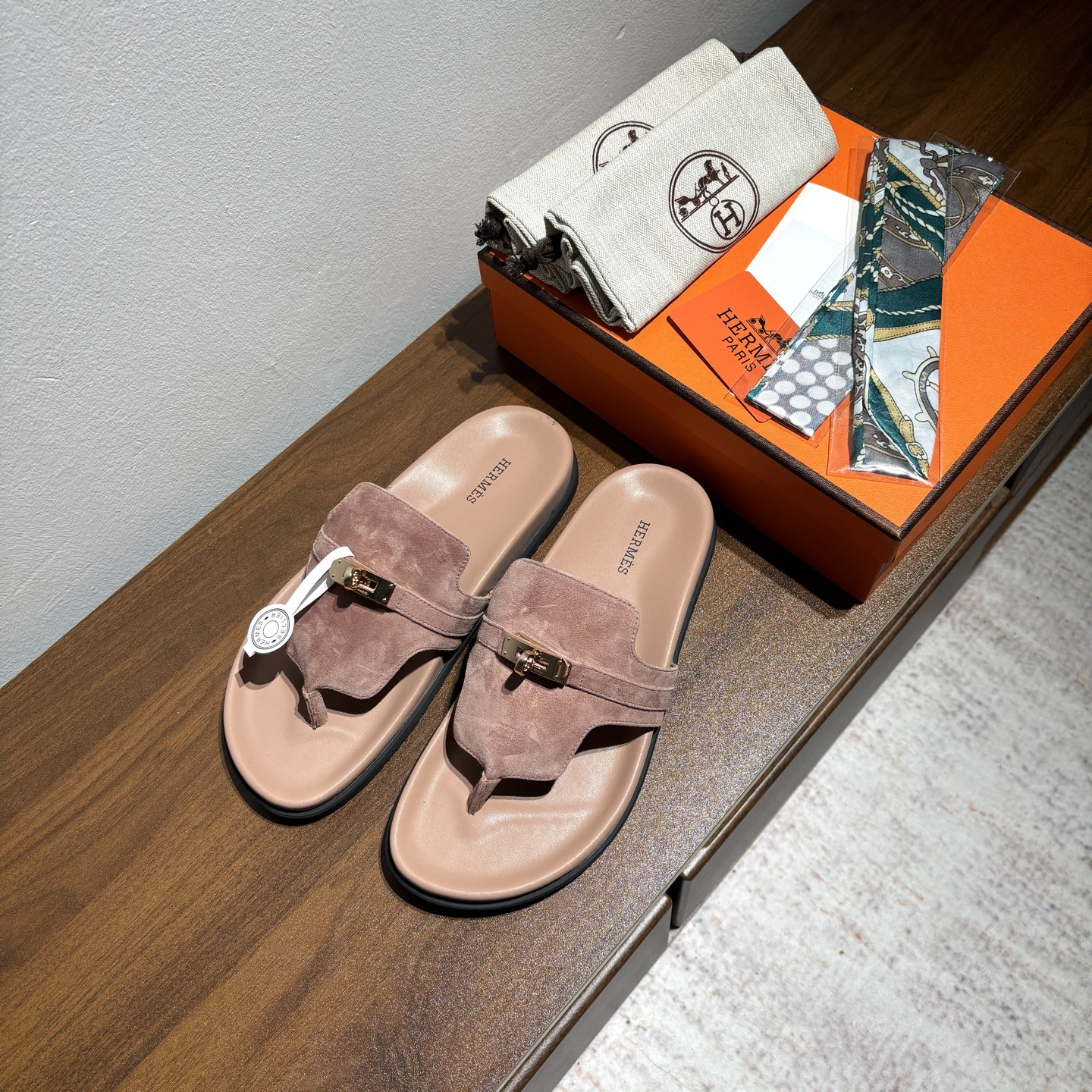 出厂价:女款270
品牌💗:HERMES
编号💗:H8018-210199
颜色💗:新色系
码数💗:35一40(41 42订做不退不换)
鞋面材质:进口小牛皮
大底材质:Tpu防滑耐磨大底
🆕🆕🆕HERMES2025最新配色,原版购入拆解,进口定制面料 所有颜色均调试过N遍 力求跟原版零区别!顶级版本女款💰 最近火到不行的Kelly扣 Empire凉鞋,老少皆宜的舒适感,丑萌丑萌的。潮爆了