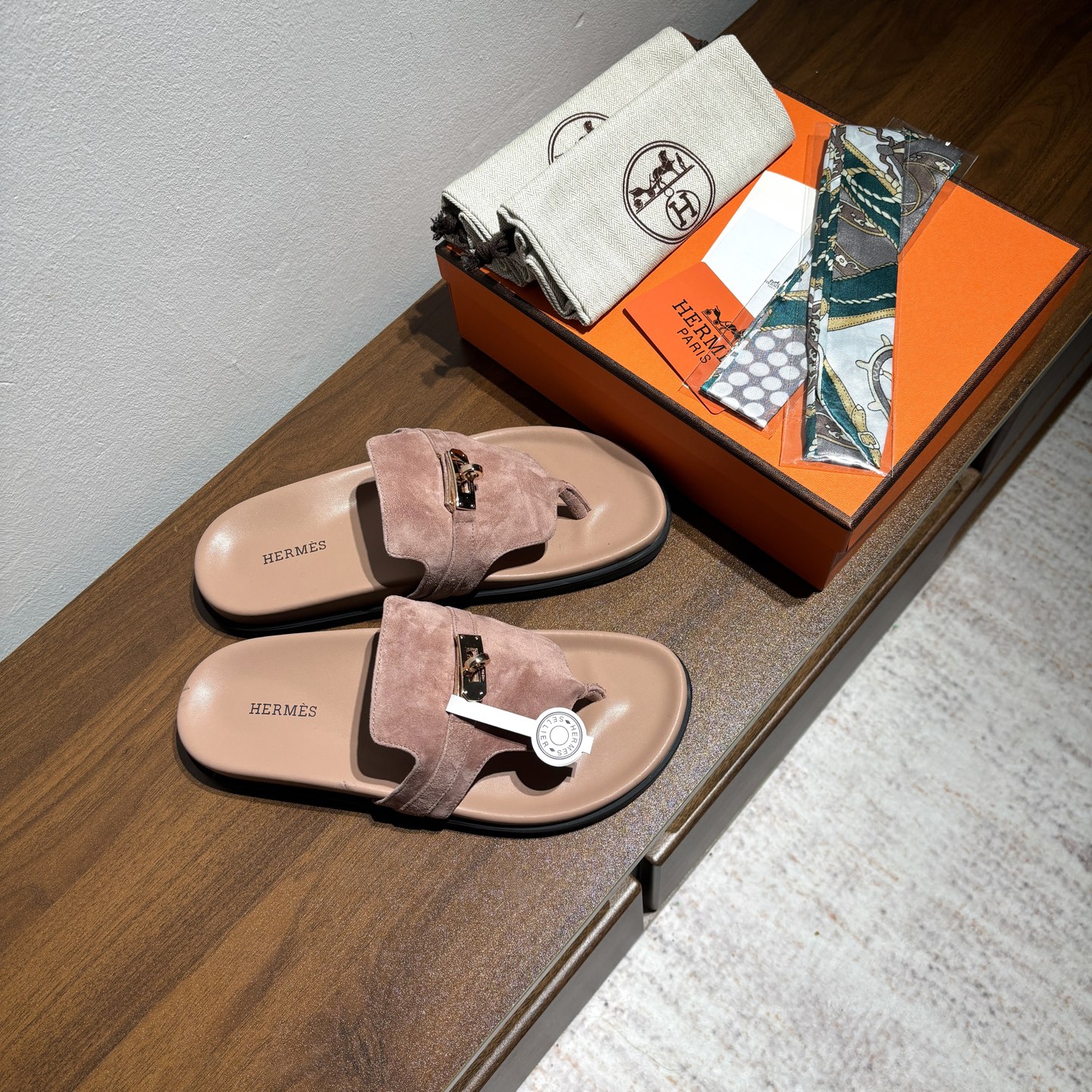 出厂价:女款270
品牌💗:HERMES
编号💗:H8018-210199
颜色💗:新色系
码数💗:35一40(41 42订做不退不换)
鞋面材质:进口小牛皮
大底材质:Tpu防滑耐磨大底
🆕🆕🆕HERMES2025最新配色,原版购入拆解,进口定制面料 所有颜色均调试过N遍 力求跟原版零区别!顶级版本女款💰 最近火到不行的Kelly扣 Empire凉鞋,老少皆宜的舒适感,丑萌丑萌的。潮爆了