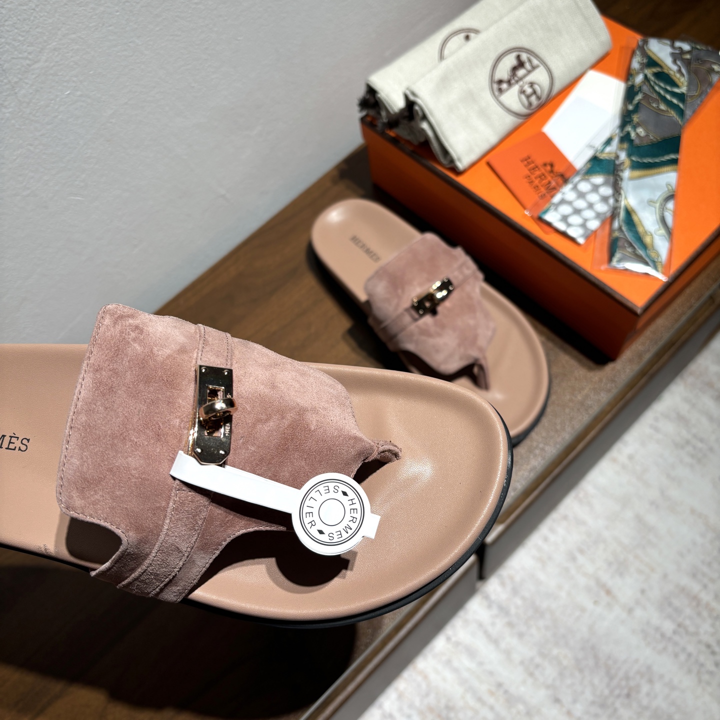 出厂价:女款270
品牌💗:HERMES
编号💗:H8018-210199
颜色💗:新色系
码数💗:35一40(41 42订做不退不换)
鞋面材质:进口小牛皮
大底材质:Tpu防滑耐磨大底
🆕🆕🆕HERMES2025最新配色,原版购入拆解,进口定制面料 所有颜色均调试过N遍 力求跟原版零区别!顶级版本女款💰 最近火到不行的Kelly扣 Empire凉鞋,老少皆宜的舒适感,丑萌丑萌的。潮爆了