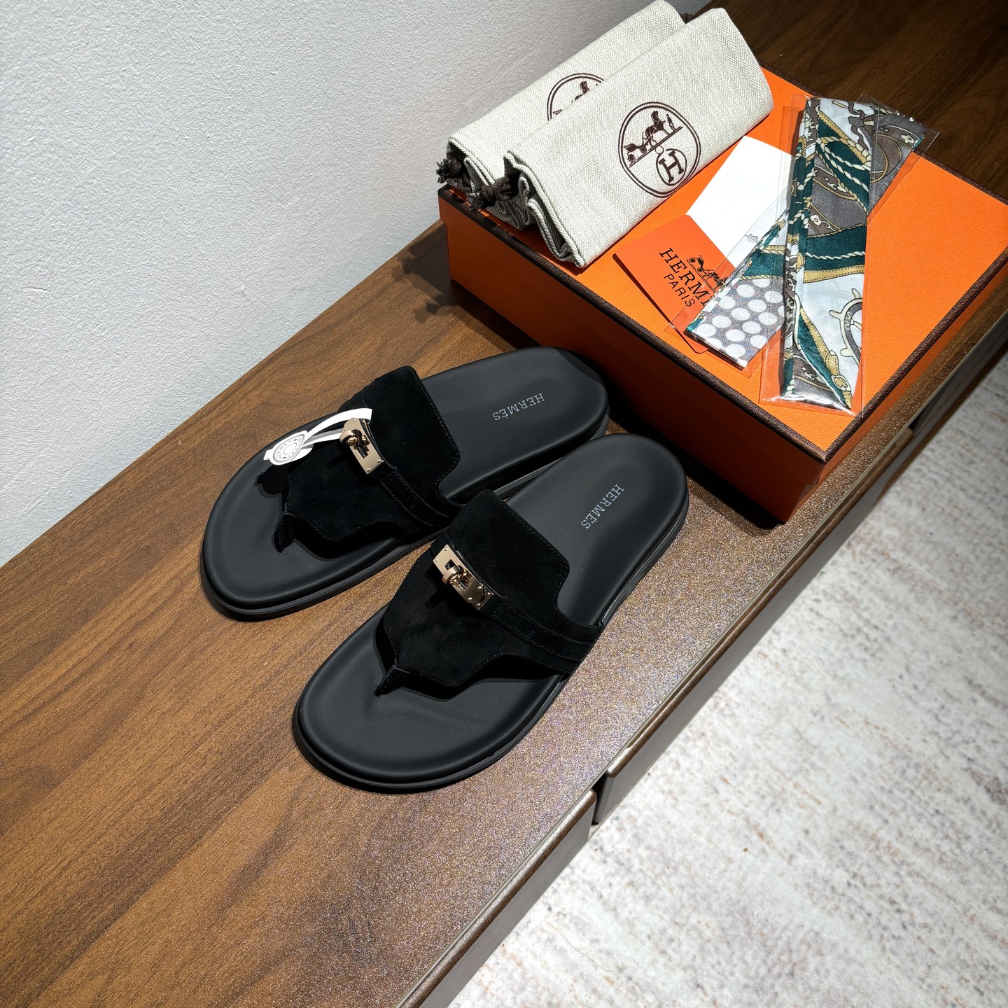 出厂价:女款270
品牌💗:HERMES
编号💗:H8018-210199
颜色💗:新色系
码数💗:35一40(41 42订做不退不换)
鞋面材质:进口小牛皮
大底材质:Tpu防滑耐磨大底
🆕🆕🆕HERMES2025最新配色,原版购入拆解,进口定制面料 所有颜色均调试过N遍 力求跟原版零区别!顶级版本女款💰 最近火到不行的Kelly扣 Empire凉鞋,老少皆宜的舒适感,丑萌丑萌的。潮爆了