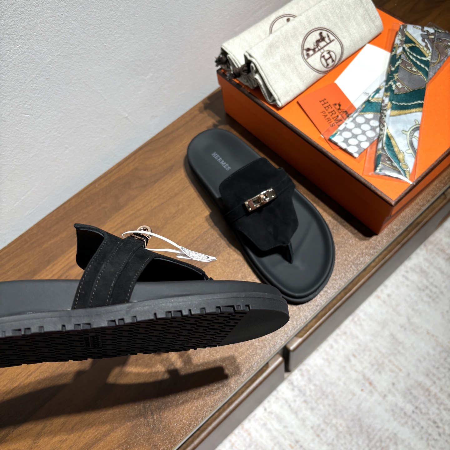 出厂价:女款270
品牌💗:HERMES
编号💗:H8018-210199
颜色💗:新色系
码数💗:35一40(41 42订做不退不换)
鞋面材质:进口小牛皮
大底材质:Tpu防滑耐磨大底
🆕🆕🆕HERMES2025最新配色,原版购入拆解,进口定制面料 所有颜色均调试过N遍 力求跟原版零区别!顶级版本女款💰 最近火到不行的Kelly扣 Empire凉鞋,老少皆宜的舒适感,丑萌丑萌的。潮爆了
