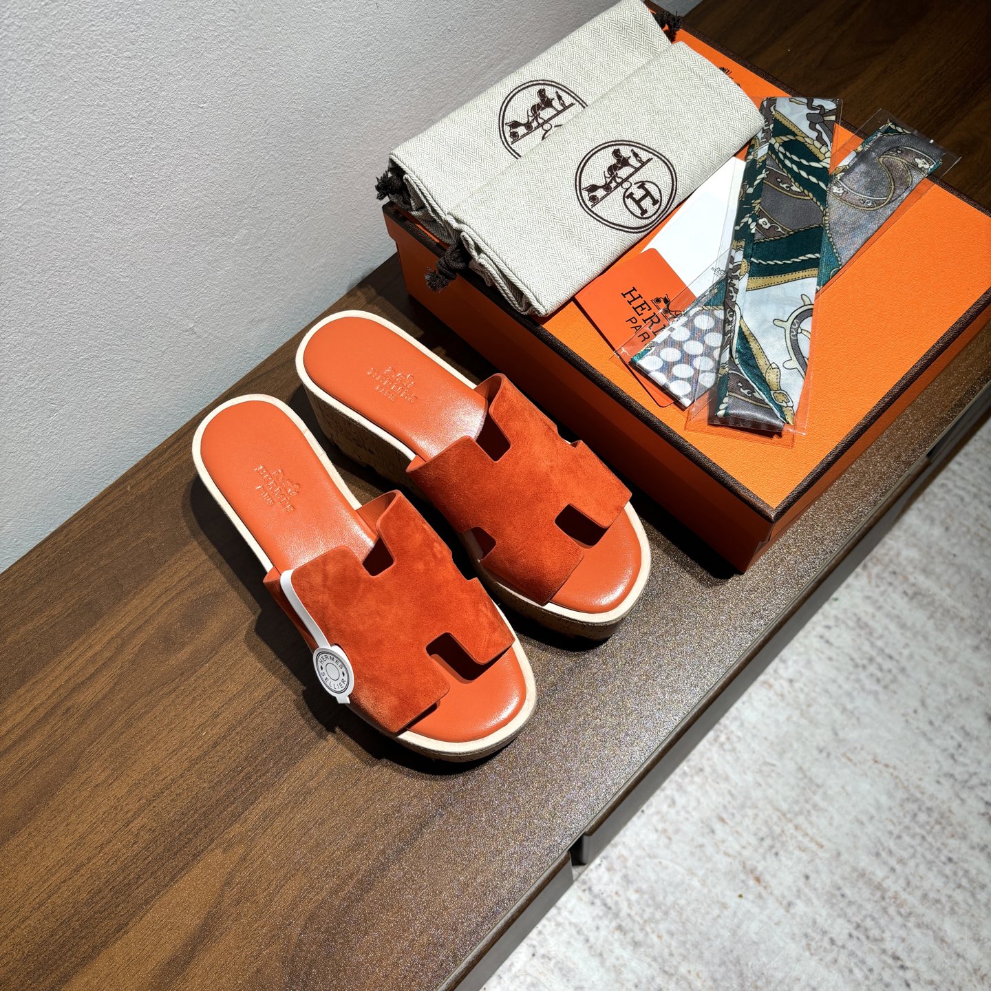 NO:415373,Women's model Brand HERMES No. H8018-2102 New color color system Number: 35-40 (41 42 customized, no return or replacement) Upper material imported beef reverse velvet material, large sole material non-slip original edge strip broadsole HERMES 2025 latest color scheme, original purchase and disassembly, imported customized fabric All colors have been debugged N times, strive to be zero different from the original!  The top version of women's model. The Eze 30 thick-soled sandals that have been popular recently are comfortable and swelling!  ,slippers,hermes,sandals,slippers19860909女款 品牌HERMES 编号H8018-2102 颜色新色系 码数:35一40（41 42订做不退不换) 鞋面材质进口牛反绒 大底材质防滑原边条大底 HERMES 2025最新配色,原版购入拆解,进口定制面料 所有颜色均调试过N遍 力求跟原版零区别！顶级版本女款 最近火到不行的Eze 30厚底凉鞋,舒适感,潮爆了！,拖鞋,hermes,sandals,slippers,Women's Shoes