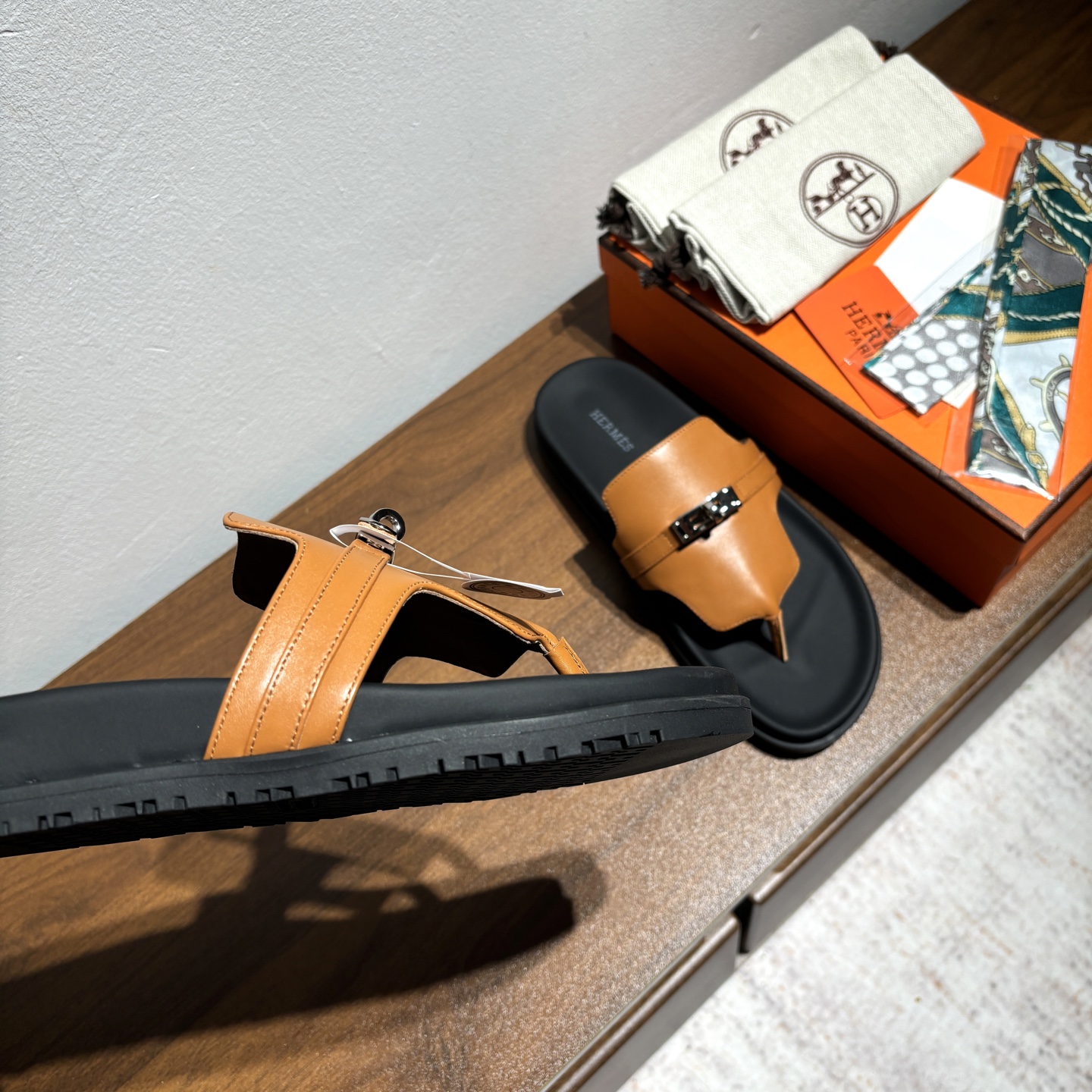 出厂价：女款
品牌💗：HERMES
编号💗：H8018-210199
颜色💗：新色系
码数💗:35一40（41 42订做不退不换)
鞋面材质：进口小牛皮
大底材质：Tpu防滑耐磨大底
🆕🆕🆕HERMES 2025最新配色，原版购入拆解，进口定制面料 所有颜色均调试过N遍 力求跟原版零区别！顶级版本女款💰 最近火到不行的Kelly扣 Empire凉鞋,老少皆宜的舒适感，丑萌丑萌的。潮爆了