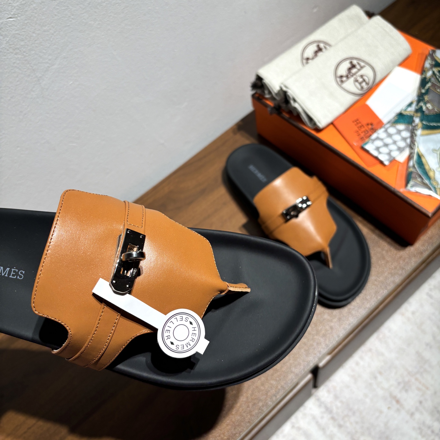 出厂价：女款
品牌💗：HERMES
编号💗：H8018-210199
颜色💗：新色系
码数💗:35一40（41 42订做不退不换)
鞋面材质：进口小牛皮
大底材质：Tpu防滑耐磨大底
🆕🆕🆕HERMES 2025最新配色，原版购入拆解，进口定制面料 所有颜色均调试过N遍 力求跟原版零区别！顶级版本女款💰 最近火到不行的Kelly扣 Empire凉鞋,老少皆宜的舒适感，丑萌丑萌的。潮爆了