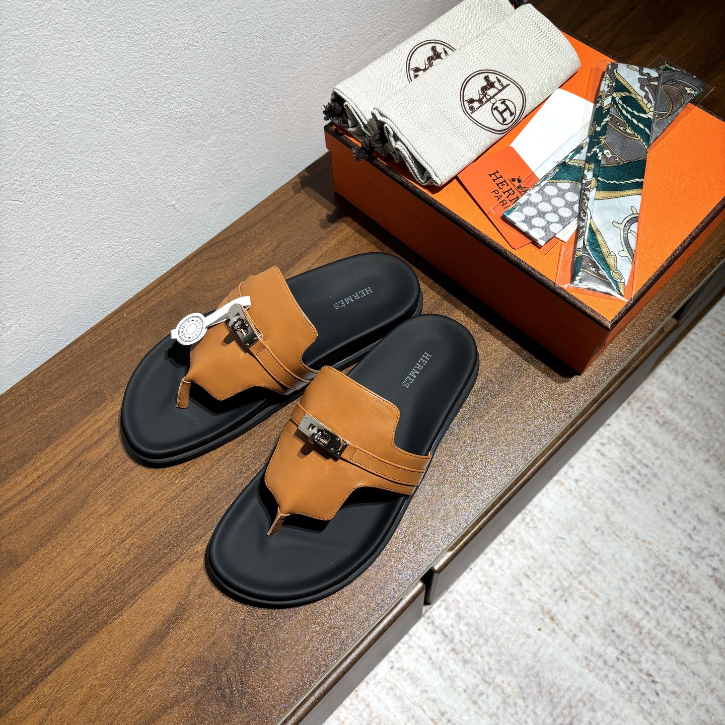 出厂价：女款
品牌💗：HERMES
编号💗：H8018-210199
颜色💗：新色系
码数💗:35一40（41 42订做不退不换)
鞋面材质：进口小牛皮
大底材质：Tpu防滑耐磨大底
🆕🆕🆕HERMES 2025最新配色，原版购入拆解，进口定制面料 所有颜色均调试过N遍 力求跟原版零区别！顶级版本女款💰 最近火到不行的Kelly扣 Empire凉鞋,老少皆宜的舒适感，丑萌丑萌的。潮爆了