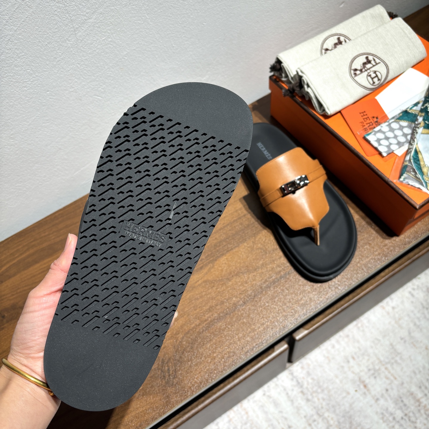 出厂价：女款
品牌💗：HERMES
编号💗：H8018-210199
颜色💗：新色系
码数💗:35一40（41 42订做不退不换)
鞋面材质：进口小牛皮
大底材质：Tpu防滑耐磨大底
🆕🆕🆕HERMES 2025最新配色，原版购入拆解，进口定制面料 所有颜色均调试过N遍 力求跟原版零区别！顶级版本女款💰 最近火到不行的Kelly扣 Empire凉鞋,老少皆宜的舒适感，丑萌丑萌的。潮爆了