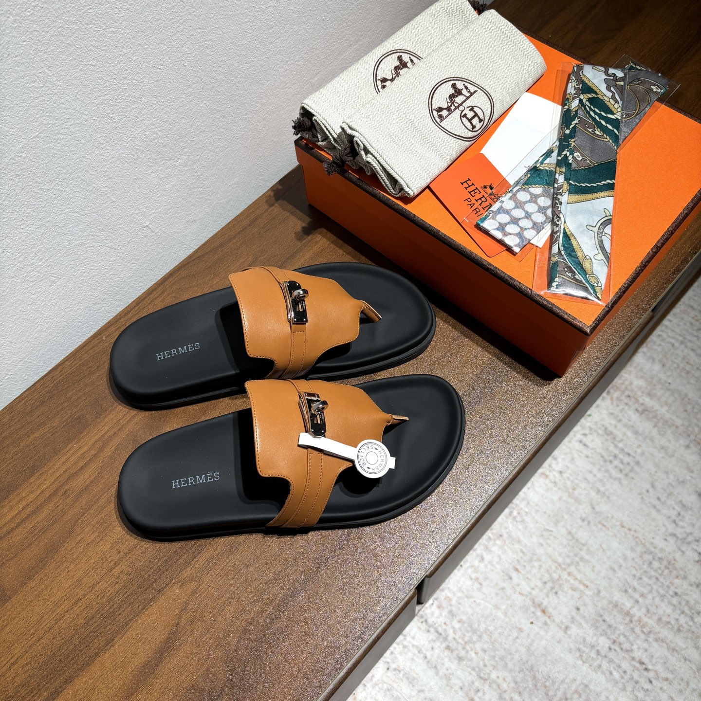 出厂价：女款
品牌💗：HERMES
编号💗：H8018-210199
颜色💗：新色系
码数💗:35一40（41 42订做不退不换)
鞋面材质：进口小牛皮
大底材质：Tpu防滑耐磨大底
🆕🆕🆕HERMES 2025最新配色，原版购入拆解，进口定制面料 所有颜色均调试过N遍 力求跟原版零区别！顶级版本女款💰 最近火到不行的Kelly扣 Empire凉鞋,老少皆宜的舒适感，丑萌丑萌的。潮爆了
