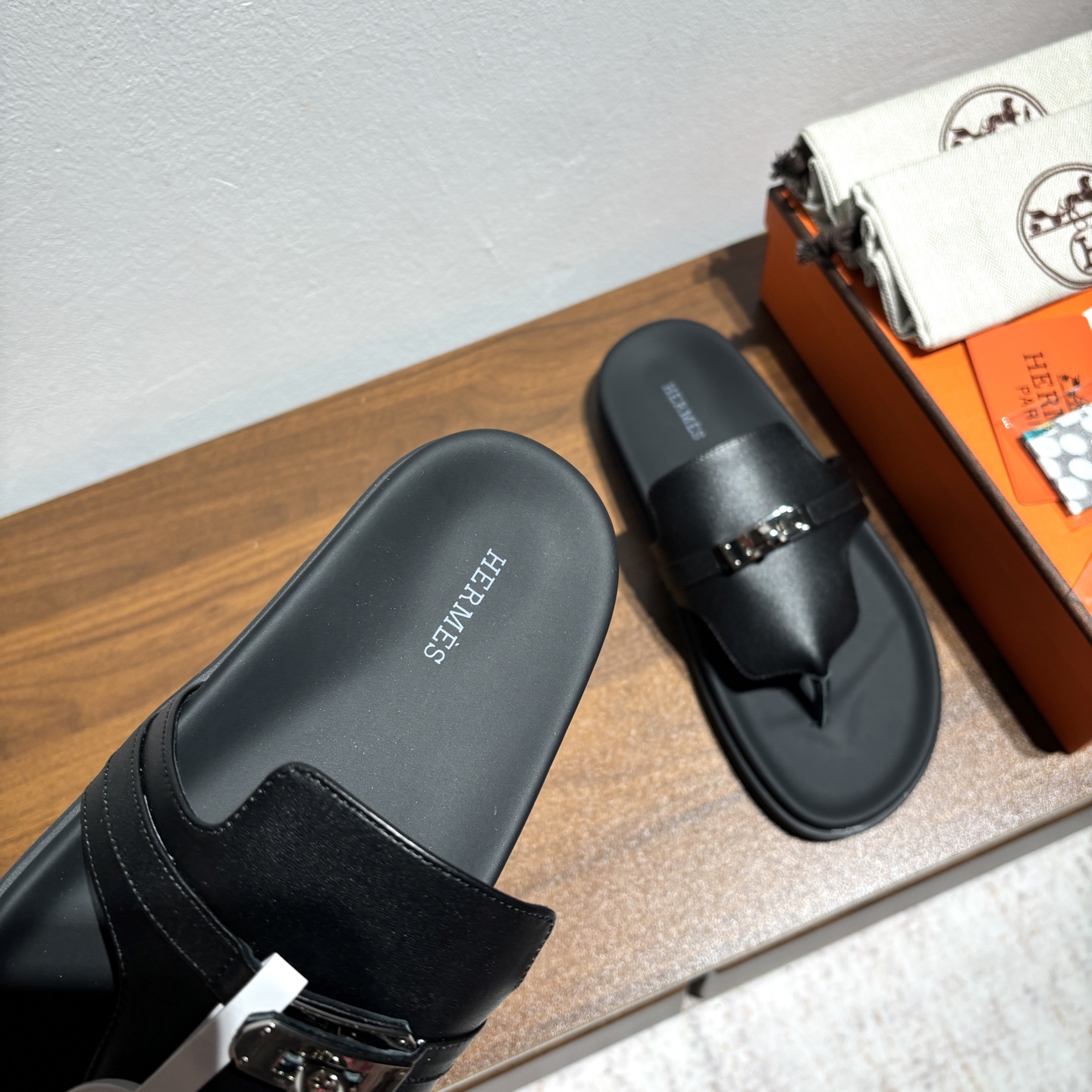 出厂价:女款
品牌💗:HERMES
编号💗:H8018-210199
颜色💗:新色系
码数💗:35一40(41 42订做不退不换)
鞋面材质:进口小牛皮
大底材质:Tpu防滑耐磨大底
🆕🆕🆕HERMES 2025最新配色,原版购入拆解,进口定制面料 所有颜色均调试过N遍 力求跟原版零区别!顶级版本女款💰 最近火到不行的Kelly扣 Empire凉鞋,老少皆宜的舒适感,丑萌丑萌的。潮爆了