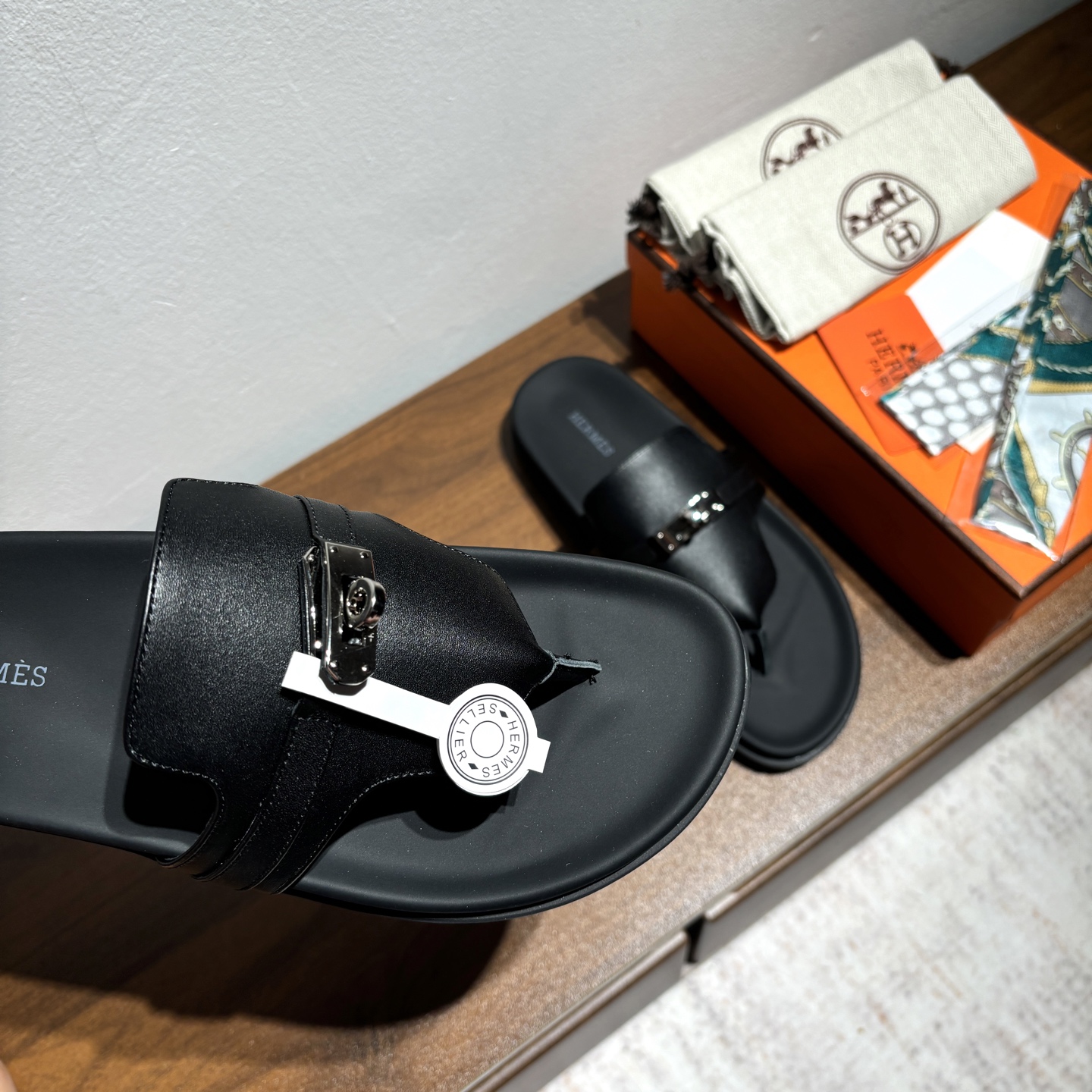 出厂价:女款
品牌💗:HERMES
编号💗:H8018-210199
颜色💗:新色系
码数💗:35一40(41 42订做不退不换)
鞋面材质:进口小牛皮
大底材质:Tpu防滑耐磨大底
🆕🆕🆕HERMES 2025最新配色,原版购入拆解,进口定制面料 所有颜色均调试过N遍 力求跟原版零区别!顶级版本女款💰 最近火到不行的Kelly扣 Empire凉鞋,老少皆宜的舒适感,丑萌丑萌的。潮爆了
