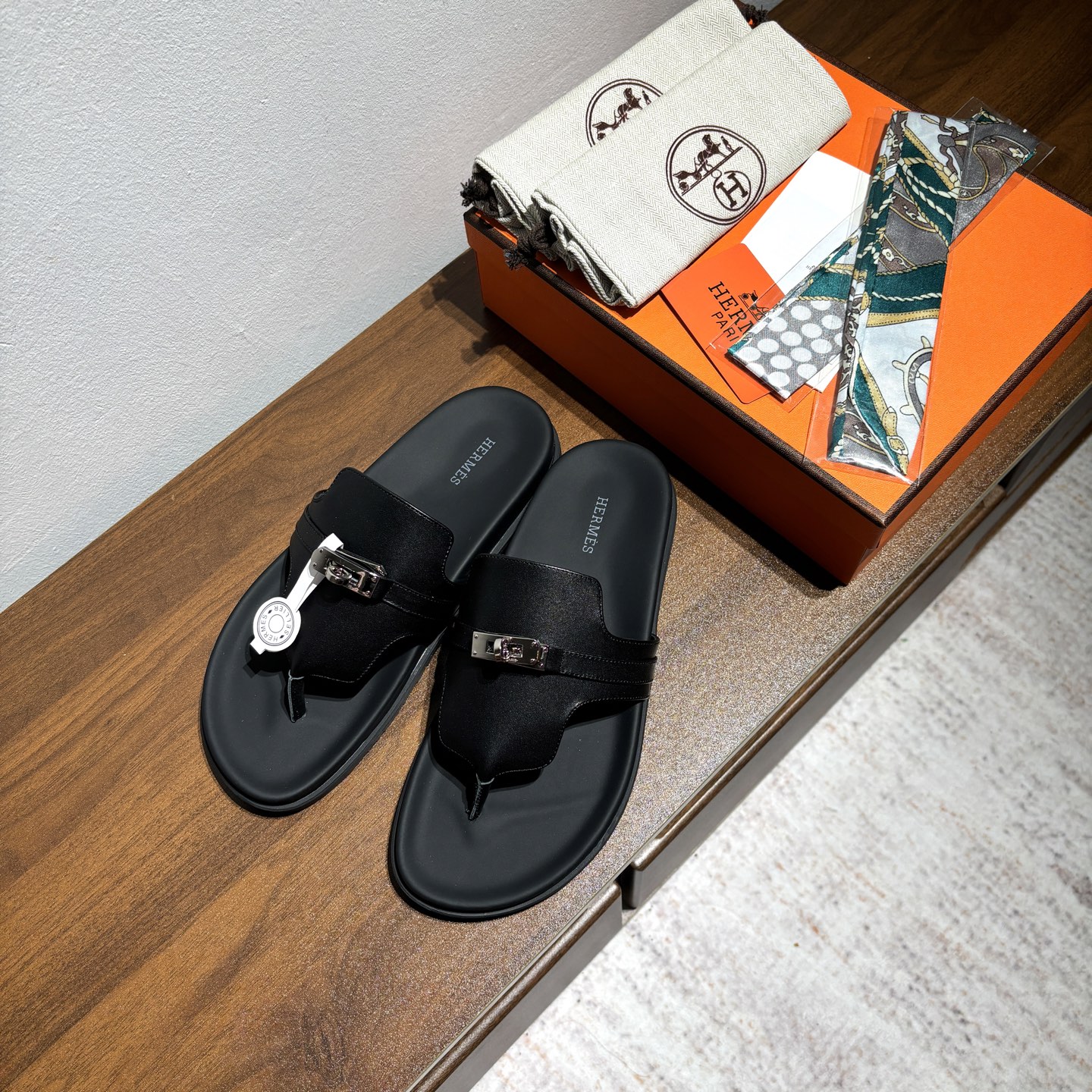 出厂价:女款
品牌💗:HERMES
编号💗:H8018-210199
颜色💗:新色系
码数💗:35一40(41 42订做不退不换)
鞋面材质:进口小牛皮
大底材质:Tpu防滑耐磨大底
🆕🆕🆕HERMES 2025最新配色,原版购入拆解,进口定制面料 所有颜色均调试过N遍 力求跟原版零区别!顶级版本女款💰 最近火到不行的Kelly扣 Empire凉鞋,老少皆宜的舒适感,丑萌丑萌的。潮爆了