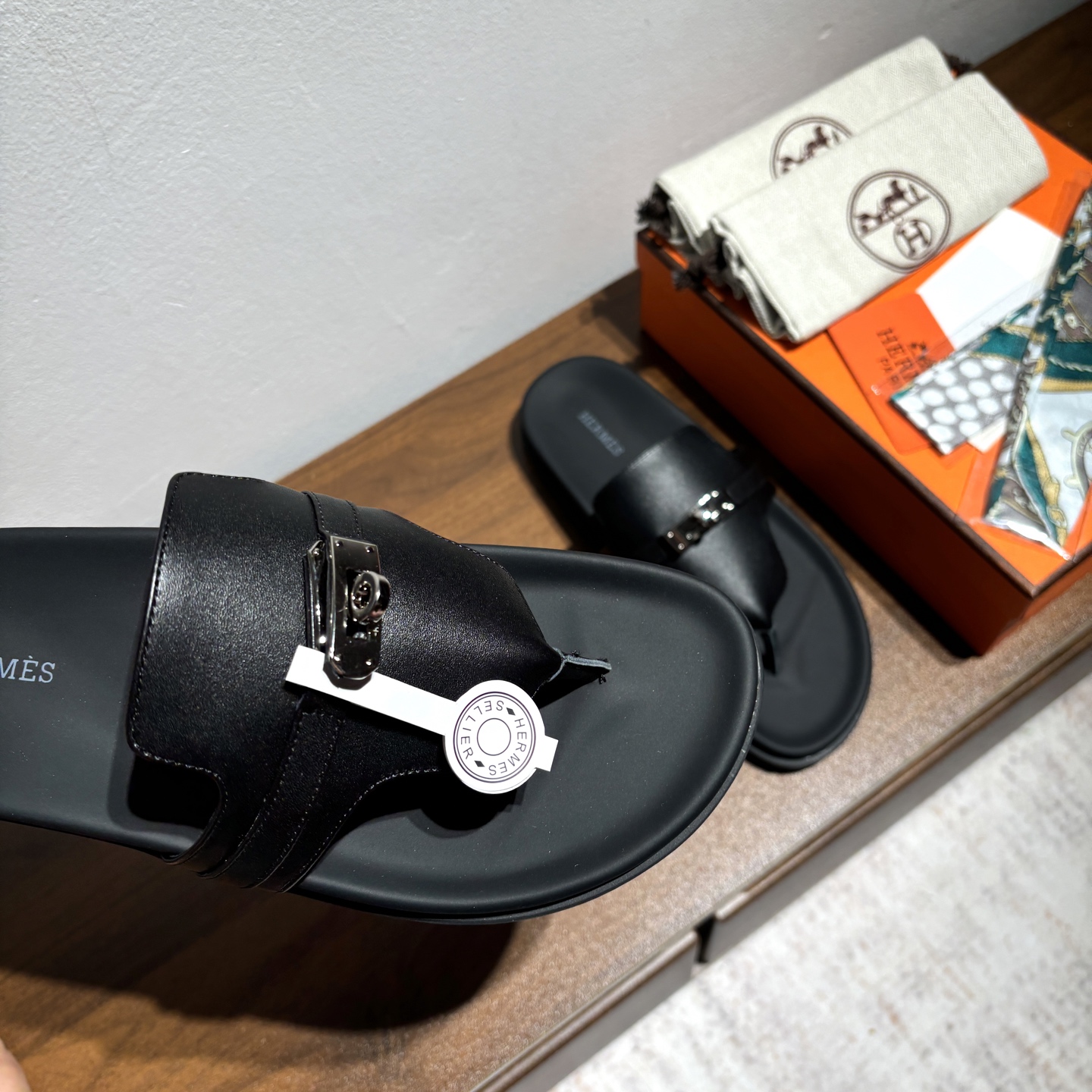 出厂价:女款
品牌💗:HERMES
编号💗:H8018-210199
颜色💗:新色系
码数💗:35一40(41 42订做不退不换)
鞋面材质:进口小牛皮
大底材质:Tpu防滑耐磨大底
🆕🆕🆕HERMES 2025最新配色,原版购入拆解,进口定制面料 所有颜色均调试过N遍 力求跟原版零区别!顶级版本女款💰 最近火到不行的Kelly扣 Empire凉鞋,老少皆宜的舒适感,丑萌丑萌的。潮爆了