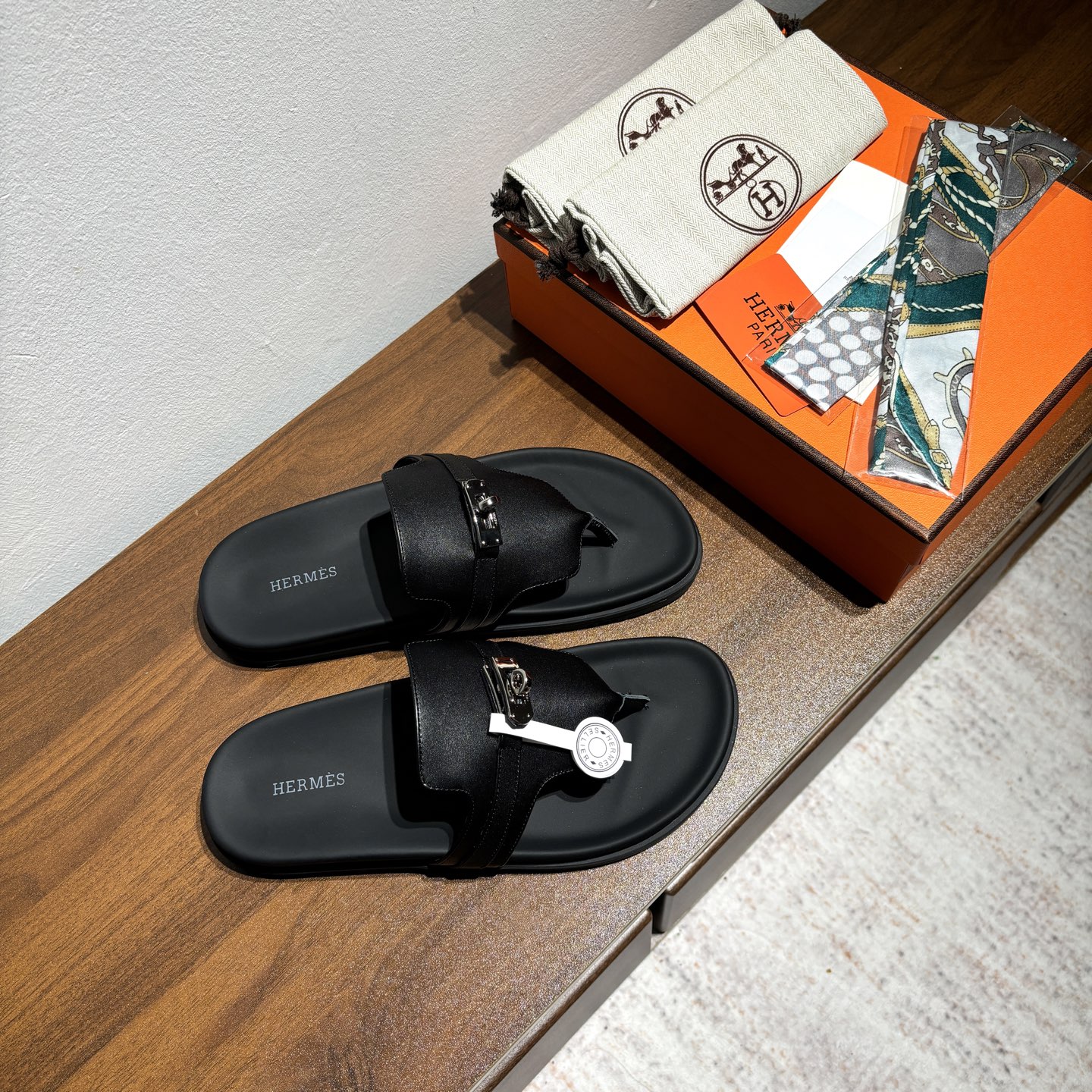 出厂价:女款
品牌💗:HERMES
编号💗:H8018-210199
颜色💗:新色系
码数💗:35一40(41 42订做不退不换)
鞋面材质:进口小牛皮
大底材质:Tpu防滑耐磨大底
🆕🆕🆕HERMES 2025最新配色,原版购入拆解,进口定制面料 所有颜色均调试过N遍 力求跟原版零区别!顶级版本女款💰 最近火到不行的Kelly扣 Empire凉鞋,老少皆宜的舒适感,丑萌丑萌的。潮爆了