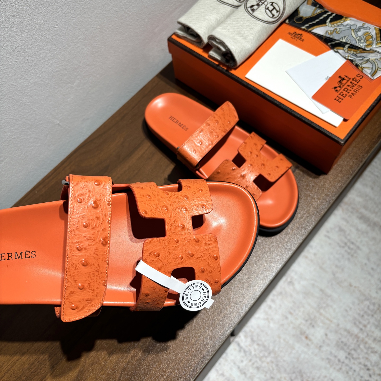 出厂价:女款 男款➕10
品牌💗:HERMES
编号💗:H8018-210199
颜色💗:鸵鸟纹新色系
码数💗:35一40 38-45
鞋面材质:进口小牛皮
大底材质:Tpu防滑耐磨大底
🆕🆕🆕HERMES 2025最新配色,原版购入拆解,进口定制面料 所有颜色均调试过N遍 力求跟原版零区别!顶级版本女款💰 最近火到不行的二舅鞋- chypre凉鞋,老少皆宜的舒适感,丑萌丑萌的。搭配各种彩色袜子,潮爆了