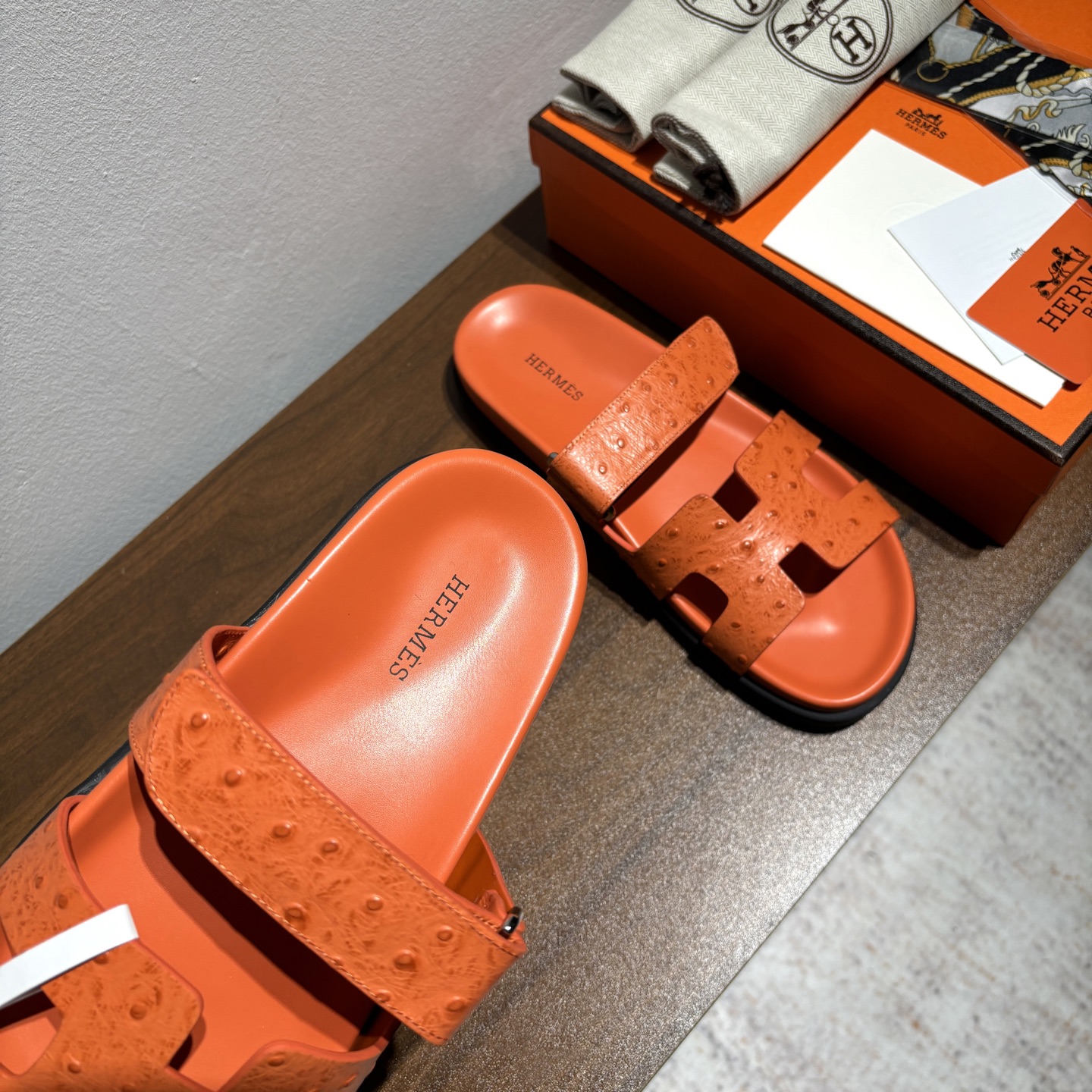出厂价:女款 男款➕10
品牌💗:HERMES
编号💗:H8018-210199
颜色💗:鸵鸟纹新色系
码数💗:35一40 38-45
鞋面材质:进口小牛皮
大底材质:Tpu防滑耐磨大底
🆕🆕🆕HERMES 2025最新配色,原版购入拆解,进口定制面料 所有颜色均调试过N遍 力求跟原版零区别!顶级版本女款💰 最近火到不行的二舅鞋- chypre凉鞋,老少皆宜的舒适感,丑萌丑萌的。搭配各种彩色袜子,潮爆了