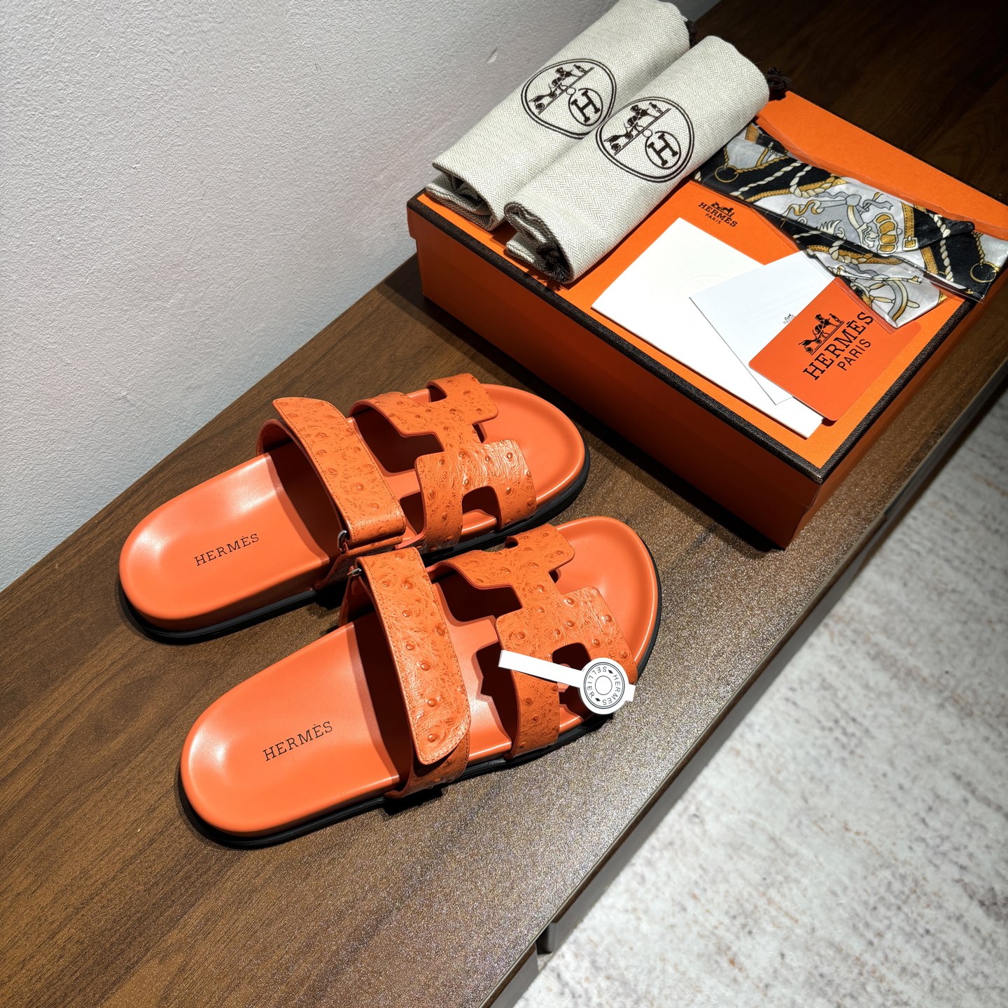 出厂价:女款 男款➕10
品牌💗:HERMES
编号💗:H8018-210199
颜色💗:鸵鸟纹新色系
码数💗:35一40 38-45
鞋面材质:进口小牛皮
大底材质:Tpu防滑耐磨大底
🆕🆕🆕HERMES 2025最新配色,原版购入拆解,进口定制面料 所有颜色均调试过N遍 力求跟原版零区别!顶级版本女款💰 最近火到不行的二舅鞋- chypre凉鞋,老少皆宜的舒适感,丑萌丑萌的。搭配各种彩色袜子,潮爆了