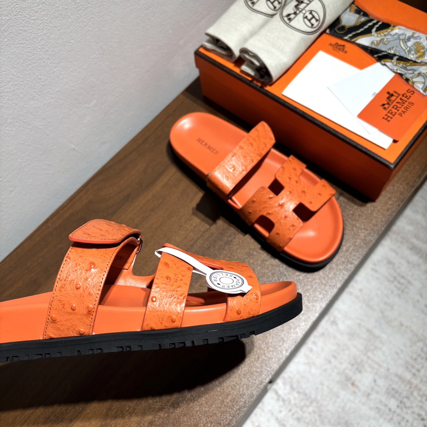 出厂价:女款 男款➕10
品牌💗:HERMES
编号💗:H8018-210199
颜色💗:鸵鸟纹新色系
码数💗:35一40 38-45
鞋面材质:进口小牛皮
大底材质:Tpu防滑耐磨大底
🆕🆕🆕HERMES 2025最新配色,原版购入拆解,进口定制面料 所有颜色均调试过N遍 力求跟原版零区别!顶级版本女款💰 最近火到不行的二舅鞋- chypre凉鞋,老少皆宜的舒适感,丑萌丑萌的。搭配各种彩色袜子,潮爆了