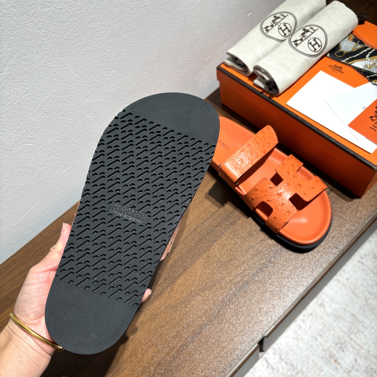 出厂价:女款 男款➕10
品牌💗:HERMES
编号💗:H8018-210199
颜色💗:鸵鸟纹新色系
码数💗:35一40 38-45
鞋面材质:进口小牛皮
大底材质:Tpu防滑耐磨大底
🆕🆕🆕HERMES 2025最新配色,原版购入拆解,进口定制面料 所有颜色均调试过N遍 力求跟原版零区别!顶级版本女款💰 最近火到不行的二舅鞋- chypre凉鞋,老少皆宜的舒适感,丑萌丑萌的。搭配各种彩色袜子,潮爆了
