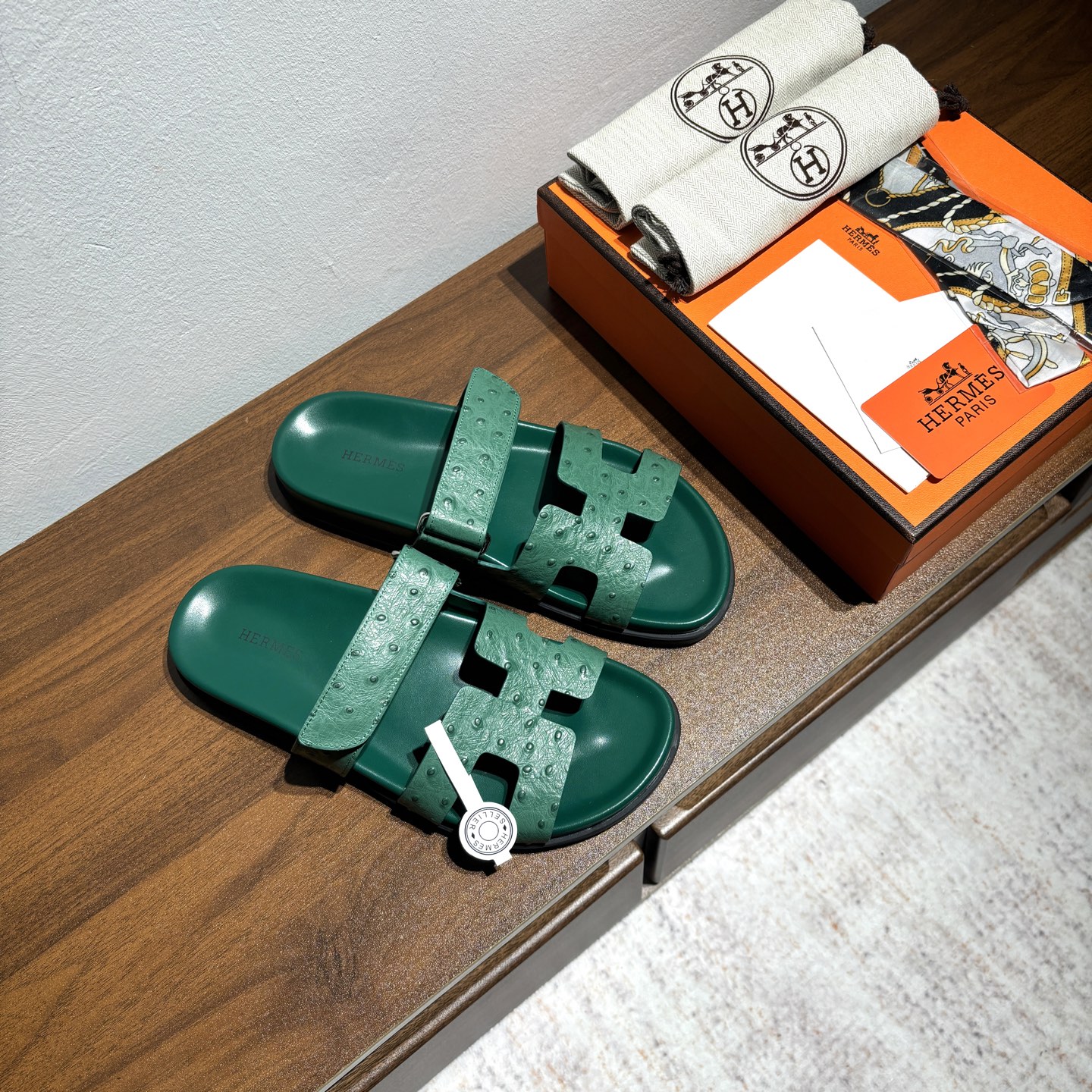 出厂价:女款250男款➕10
品牌💗:HERMES
编号💗:H8018-210199
颜色💗:鸵鸟纹新色系
码数💗:35一40 38-45
鞋面材质:进口小牛皮
大底材质:Tpu防滑耐磨大底
🆕🆕🆕HERMES 2025最新配色,原版购入拆解,进口定制面料 所有颜色均调试过N遍 力求跟原版零区别!顶级版本女款💰 最近火到不行的二舅鞋- chypre凉鞋,老少皆宜的舒适感,丑萌丑萌的。搭配各种彩色袜子,潮爆了