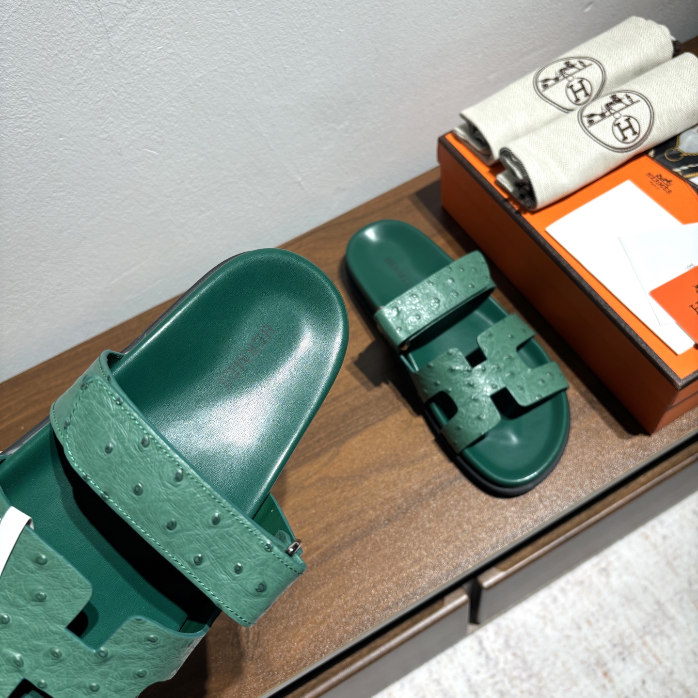 出厂价:女款250男款➕10
品牌💗:HERMES
编号💗:H8018-210199
颜色💗:鸵鸟纹新色系
码数💗:35一40 38-45
鞋面材质:进口小牛皮
大底材质:Tpu防滑耐磨大底
🆕🆕🆕HERMES 2025最新配色,原版购入拆解,进口定制面料 所有颜色均调试过N遍 力求跟原版零区别!顶级版本女款💰 最近火到不行的二舅鞋- chypre凉鞋,老少皆宜的舒适感,丑萌丑萌的。搭配各种彩色袜子,潮爆了