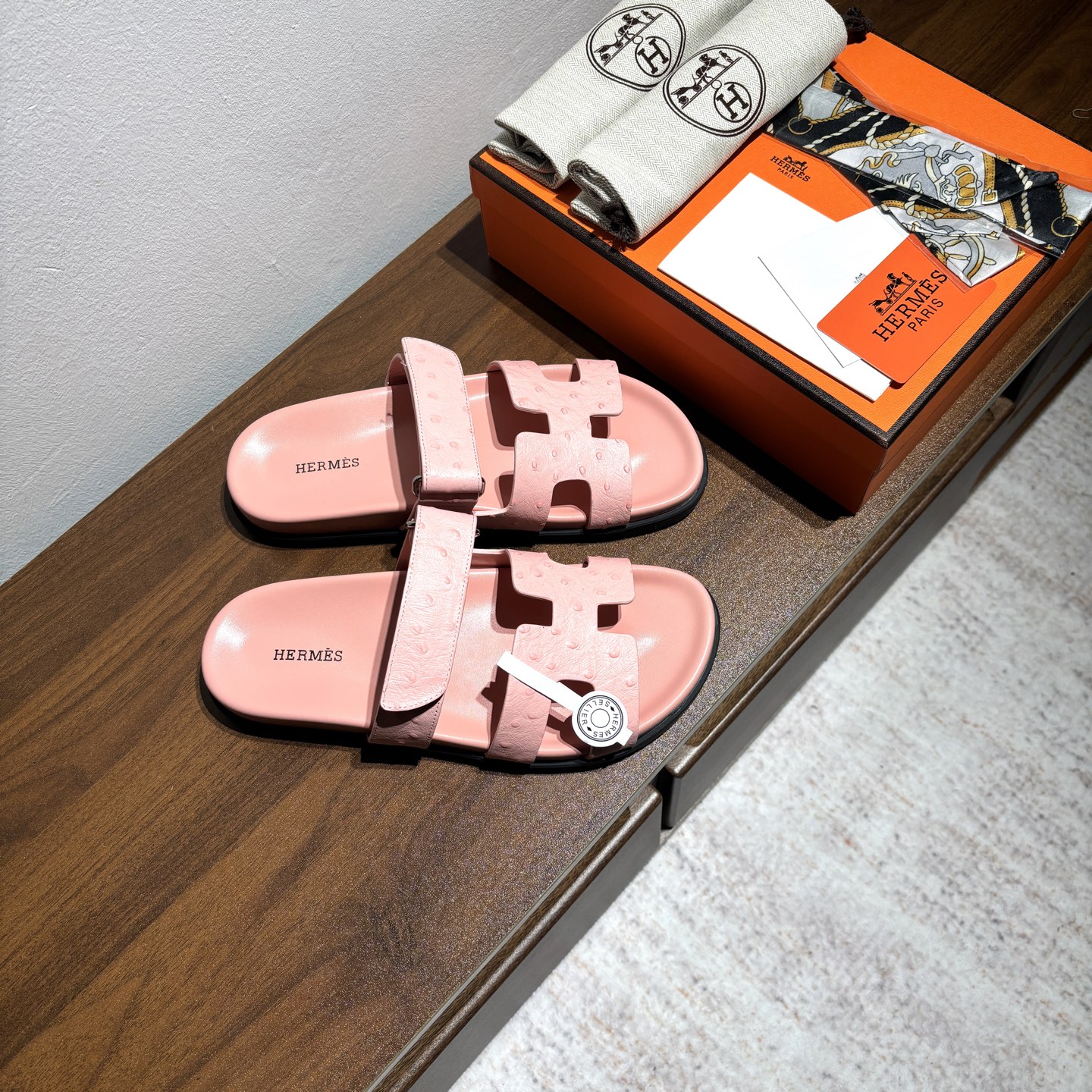 出厂价:女款250男款➕10
品牌💗:HERMES
编号💗:H8018-210199
颜色💗:鸵鸟纹新色系
码数💗:35一40 38-45
鞋面材质:进口小牛皮
大底材质:Tpu防滑耐磨大底
🆕🆕🆕HERMES 2025最新配色,原版购入拆解,进口定制面料 所有颜色均调试过N遍 力求跟原版零区别!顶级版本女款💰 最近火到不行的二舅鞋- chypre凉鞋,老少皆宜的舒适感,丑萌丑萌的。搭配各种彩色袜子,潮爆了