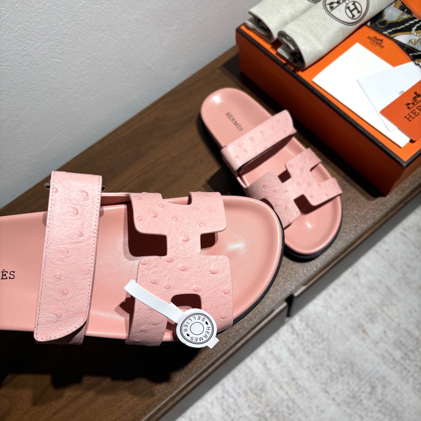 出厂价:女款250男款➕10
品牌💗:HERMES
编号💗:H8018-210199
颜色💗:鸵鸟纹新色系
码数💗:35一40 38-45
鞋面材质:进口小牛皮
大底材质:Tpu防滑耐磨大底
🆕🆕🆕HERMES 2025最新配色,原版购入拆解,进口定制面料 所有颜色均调试过N遍 力求跟原版零区别!顶级版本女款💰 最近火到不行的二舅鞋- chypre凉鞋,老少皆宜的舒适感,丑萌丑萌的。搭配各种彩色袜子,潮爆了