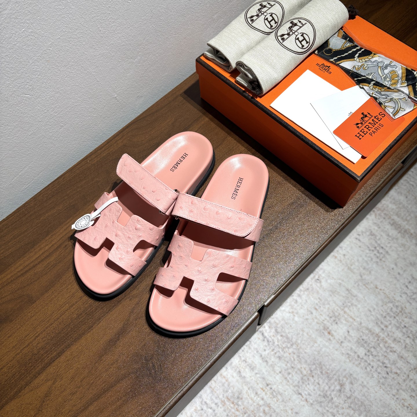 出厂价:女款250男款➕10
品牌💗:HERMES
编号💗:H8018-210199
颜色💗:鸵鸟纹新色系
码数💗:35一40 38-45
鞋面材质:进口小牛皮
大底材质:Tpu防滑耐磨大底
🆕🆕🆕HERMES 2025最新配色,原版购入拆解,进口定制面料 所有颜色均调试过N遍 力求跟原版零区别!顶级版本女款💰 最近火到不行的二舅鞋- chypre凉鞋,老少皆宜的舒适感,丑萌丑萌的。搭配各种彩色袜子,潮爆了