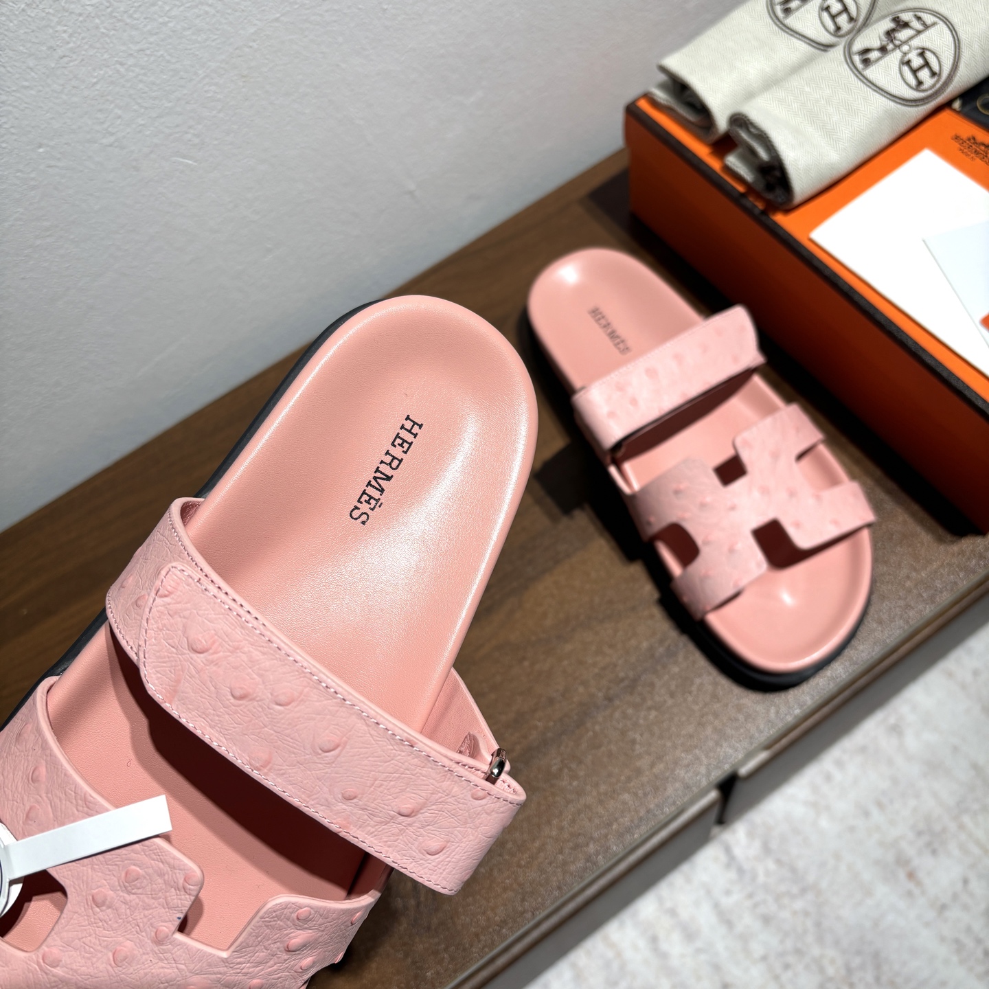 出厂价:女款250男款➕10
品牌💗:HERMES
编号💗:H8018-210199
颜色💗:鸵鸟纹新色系
码数💗:35一40 38-45
鞋面材质:进口小牛皮
大底材质:Tpu防滑耐磨大底
🆕🆕🆕HERMES 2025最新配色,原版购入拆解,进口定制面料 所有颜色均调试过N遍 力求跟原版零区别!顶级版本女款💰 最近火到不行的二舅鞋- chypre凉鞋,老少皆宜的舒适感,丑萌丑萌的。搭配各种彩色袜子,潮爆了