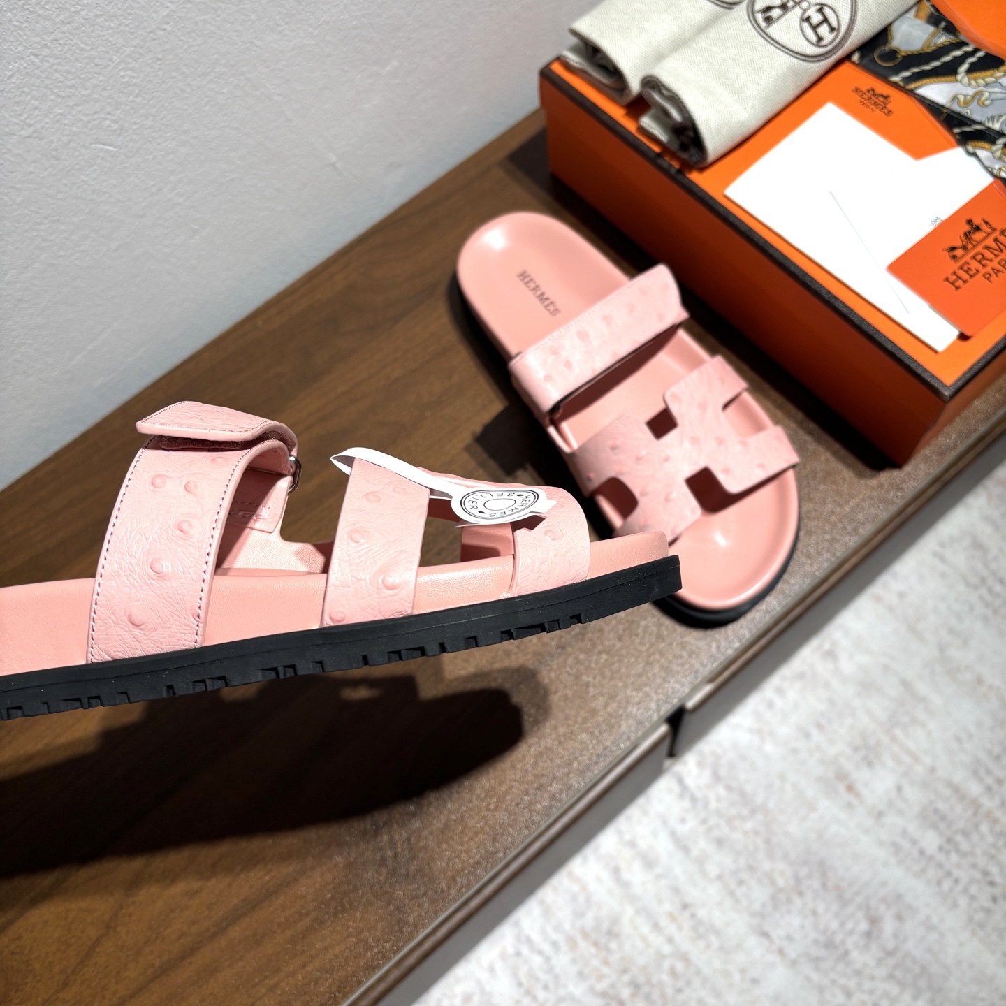 出厂价:女款250男款➕10
品牌💗:HERMES
编号💗:H8018-210199
颜色💗:鸵鸟纹新色系
码数💗:35一40 38-45
鞋面材质:进口小牛皮
大底材质:Tpu防滑耐磨大底
🆕🆕🆕HERMES 2025最新配色,原版购入拆解,进口定制面料 所有颜色均调试过N遍 力求跟原版零区别!顶级版本女款💰 最近火到不行的二舅鞋- chypre凉鞋,老少皆宜的舒适感,丑萌丑萌的。搭配各种彩色袜子,潮爆了