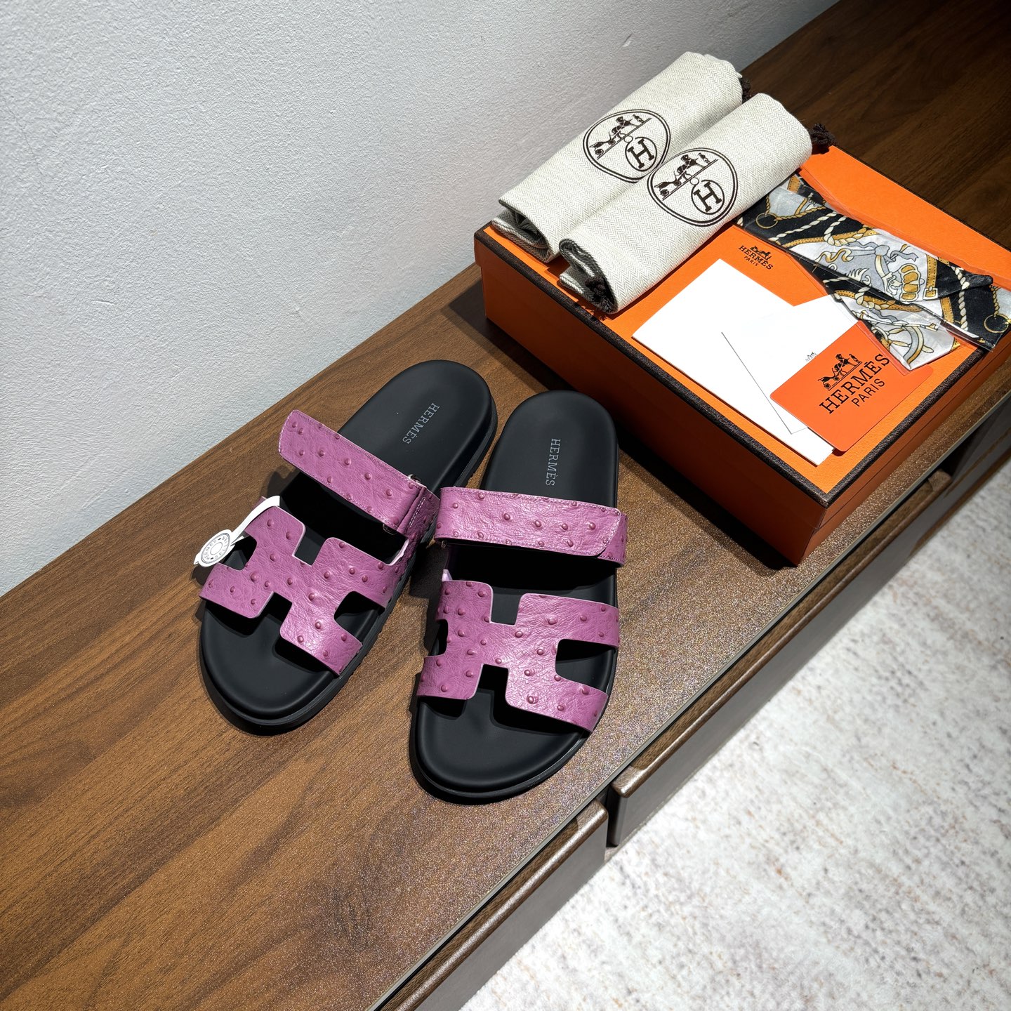 出厂价:女款250 男款➕10
品牌💗:HERMES
编号💗:H8018-210199
颜色💗:鸵鸟纹新色系
码数💗:35一40 38-45
鞋面材质:进口小牛皮
大底材质:Tpu防滑耐磨大底
🆕🆕🆕HERMES 2025最新配色,原版购入拆解,进口定制面料 所有颜色均调试过N遍 力求跟原版零区别!顶级版本女款💰 最近火到不行的二舅鞋- chypre凉鞋,老少皆宜的舒适感,丑萌丑萌的。搭配各种彩色袜子,潮爆了