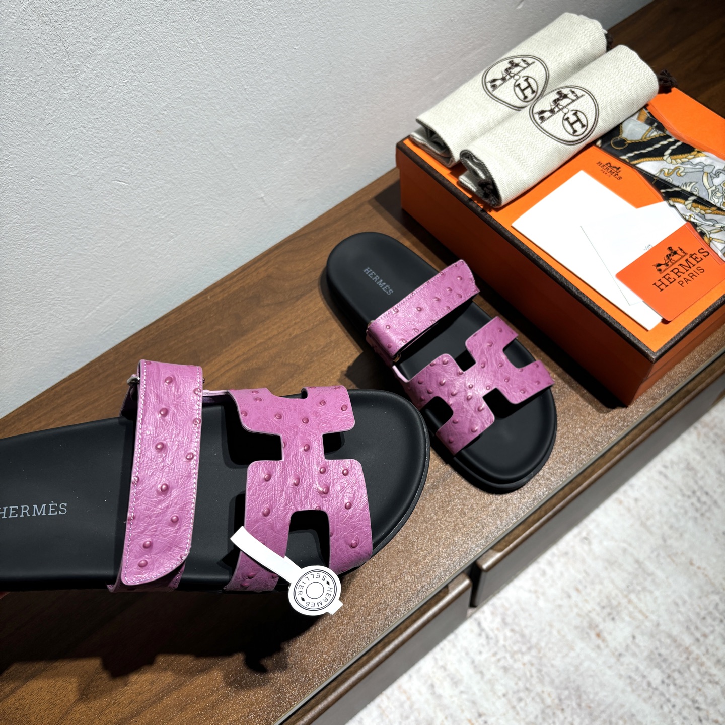 出厂价:女款250 男款➕10
品牌💗:HERMES
编号💗:H8018-210199
颜色💗:鸵鸟纹新色系
码数💗:35一40 38-45
鞋面材质:进口小牛皮
大底材质:Tpu防滑耐磨大底
🆕🆕🆕HERMES 2025最新配色,原版购入拆解,进口定制面料 所有颜色均调试过N遍 力求跟原版零区别!顶级版本女款💰 最近火到不行的二舅鞋- chypre凉鞋,老少皆宜的舒适感,丑萌丑萌的。搭配各种彩色袜子,潮爆了