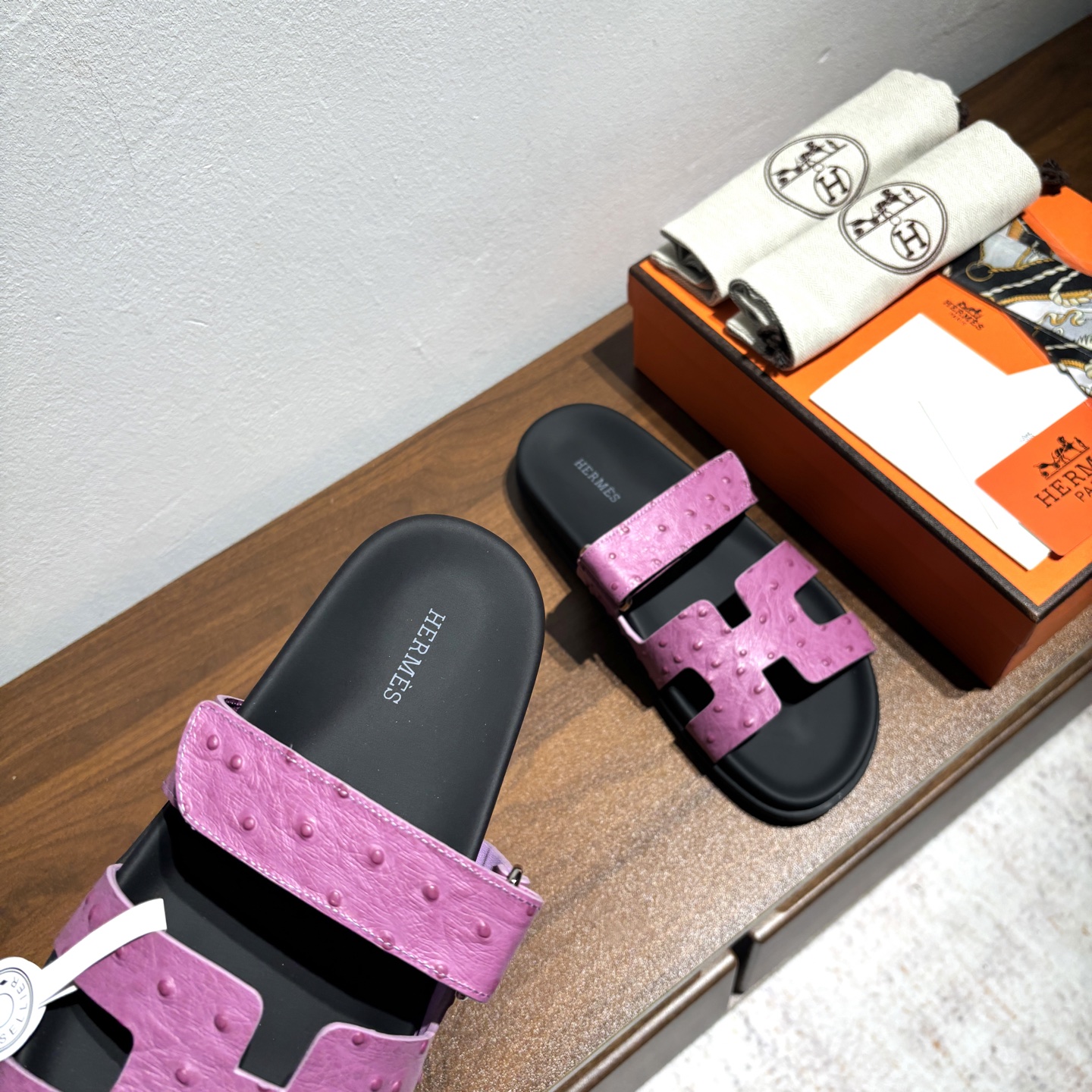 出厂价:女款250 男款➕10
品牌💗:HERMES
编号💗:H8018-210199
颜色💗:鸵鸟纹新色系
码数💗:35一40 38-45
鞋面材质:进口小牛皮
大底材质:Tpu防滑耐磨大底
🆕🆕🆕HERMES 2025最新配色,原版购入拆解,进口定制面料 所有颜色均调试过N遍 力求跟原版零区别!顶级版本女款💰 最近火到不行的二舅鞋- chypre凉鞋,老少皆宜的舒适感,丑萌丑萌的。搭配各种彩色袜子,潮爆了