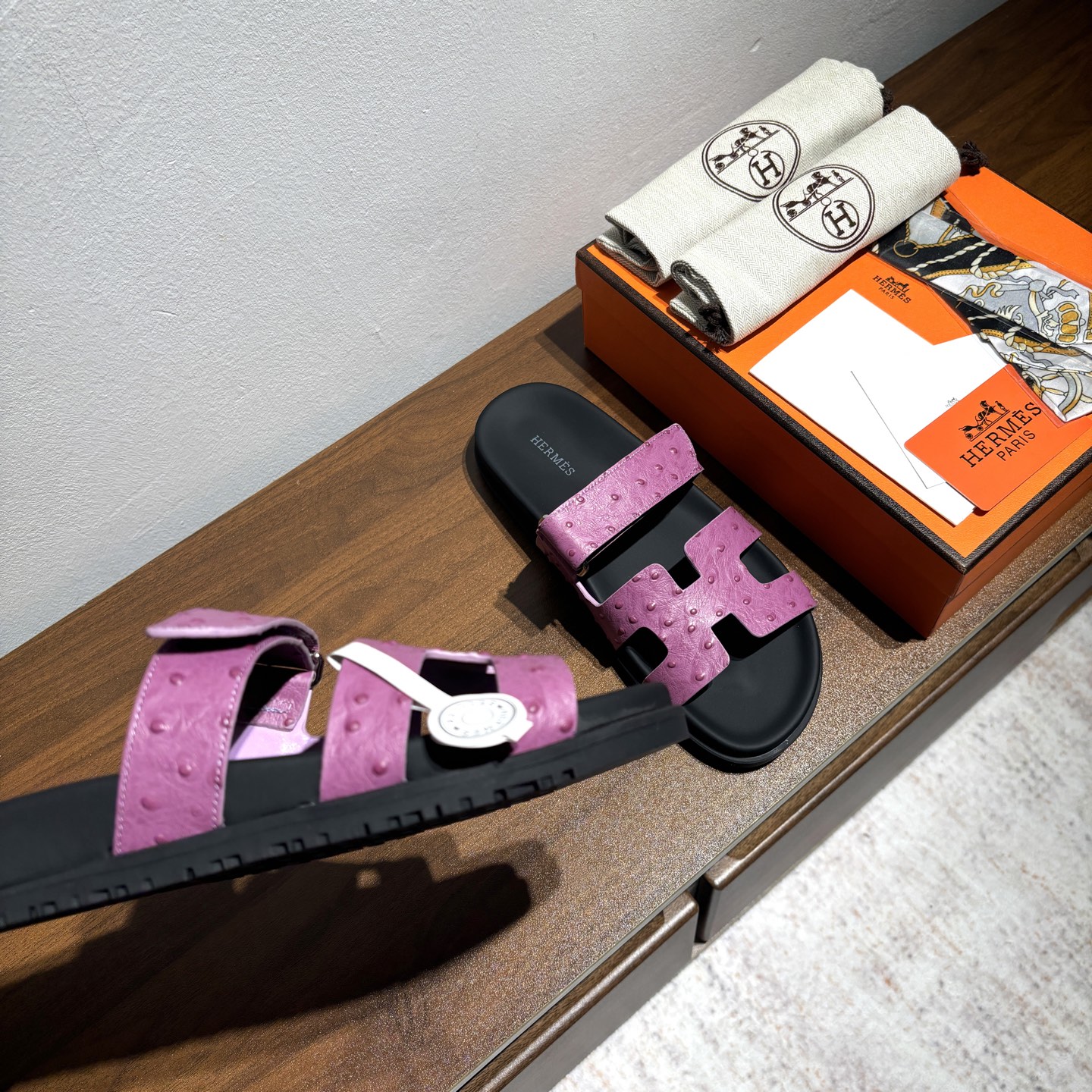 出厂价:女款250 男款➕10
品牌💗:HERMES
编号💗:H8018-210199
颜色💗:鸵鸟纹新色系
码数💗:35一40 38-45
鞋面材质:进口小牛皮
大底材质:Tpu防滑耐磨大底
🆕🆕🆕HERMES 2025最新配色,原版购入拆解,进口定制面料 所有颜色均调试过N遍 力求跟原版零区别!顶级版本女款💰 最近火到不行的二舅鞋- chypre凉鞋,老少皆宜的舒适感,丑萌丑萌的。搭配各种彩色袜子,潮爆了