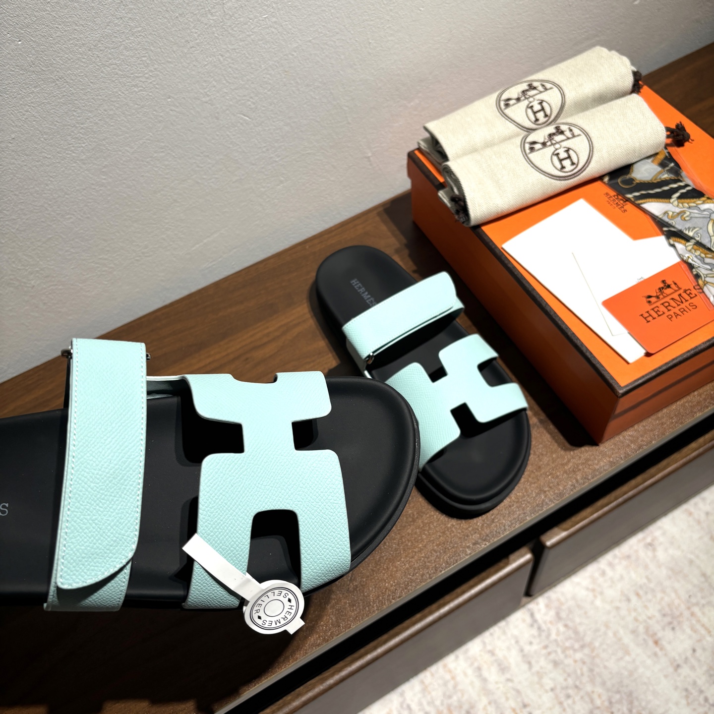 出厂价:女款250 男款➕10
品牌💗:HERMES
编号💗:H8018-210199
颜色💗:掌纹新色系
码数💗:35一40 38-45
鞋面材质:进口小牛皮
大底材质:Tpu防滑耐磨大底
🆕🆕🆕HERMES 2025最新配色,原版购入拆解,进口定制面料 所有颜色均调试过N遍 力求跟原版零区别!顶级版本女款💰 最近火到不行的二舅鞋- chypre凉鞋,老少皆宜的舒适感,丑萌丑萌的。搭配各种彩色袜子,潮爆了
