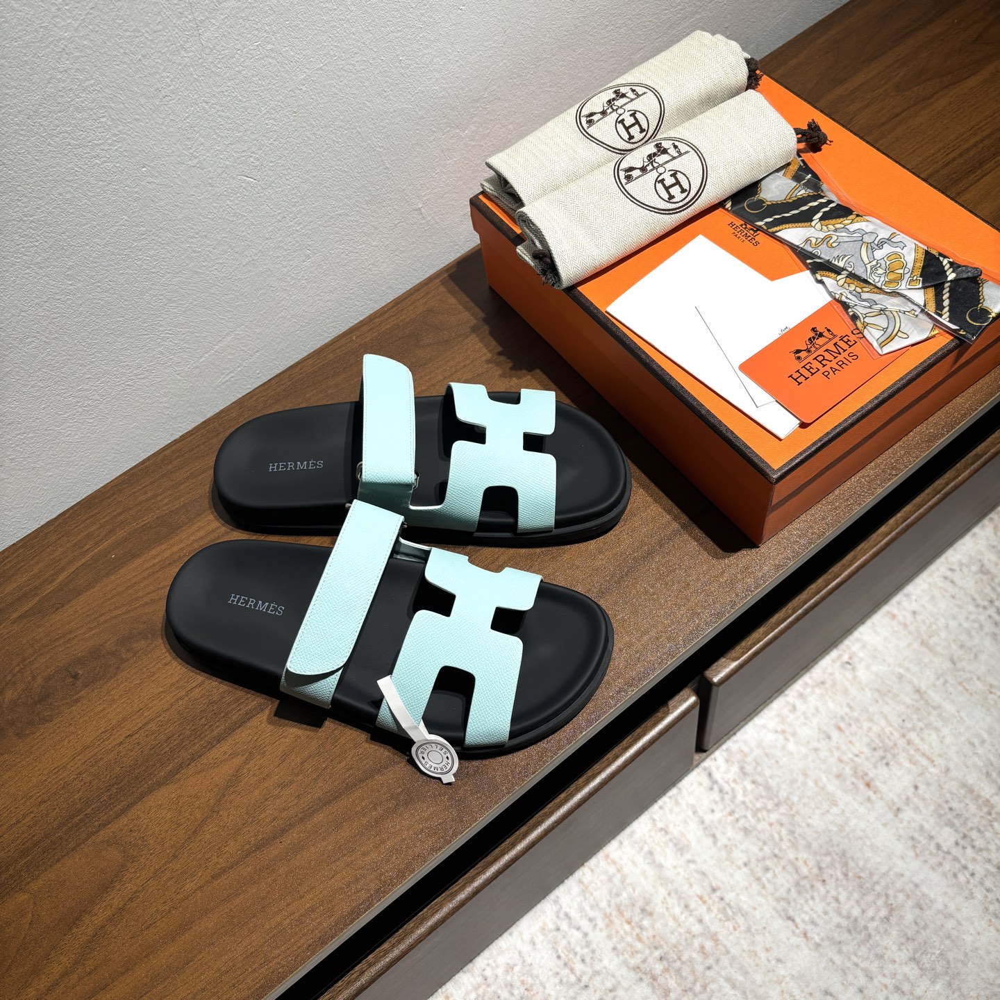 出厂价:女款250 男款➕10
品牌💗:HERMES
编号💗:H8018-210199
颜色💗:掌纹新色系
码数💗:35一40 38-45
鞋面材质:进口小牛皮
大底材质:Tpu防滑耐磨大底
🆕🆕🆕HERMES 2025最新配色,原版购入拆解,进口定制面料 所有颜色均调试过N遍 力求跟原版零区别!顶级版本女款💰 最近火到不行的二舅鞋- chypre凉鞋,老少皆宜的舒适感,丑萌丑萌的。搭配各种彩色袜子,潮爆了