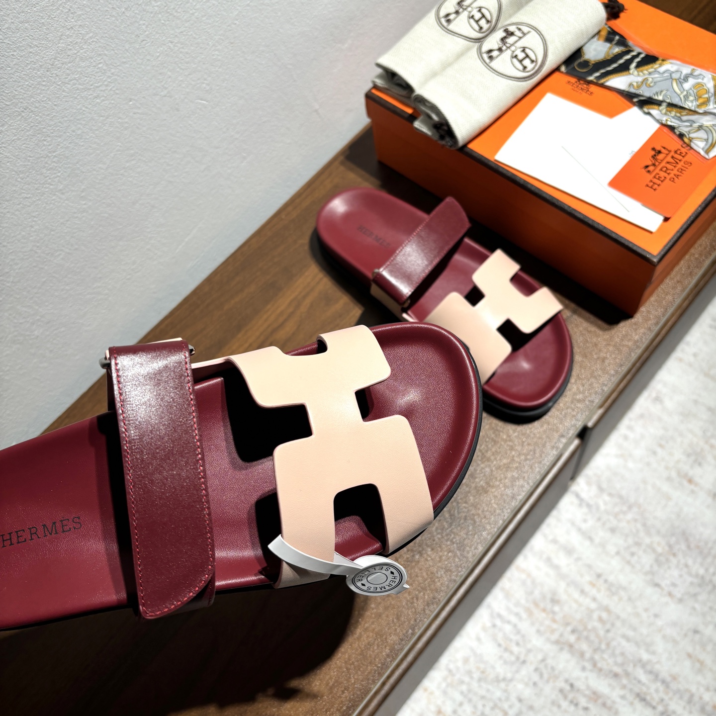 出厂价:女款250 男款➕10
品牌💗:HERMES
编号💗:H8018-210199
颜色💗:拼色色系
码数💗:35一40 38-45
鞋面材质:进口小牛皮
大底材质:Tpu防滑耐磨大底
🆕🆕🆕HERMES 2025最新配色,原版购入拆解,进口定制面料 所有颜色均调试过N遍 力求跟原版零区别!顶级版本女款💰 最近火到不行的二舅鞋- chypre凉鞋,老少皆宜的舒适感,丑萌丑萌的。搭配各种彩色袜子,潮爆了