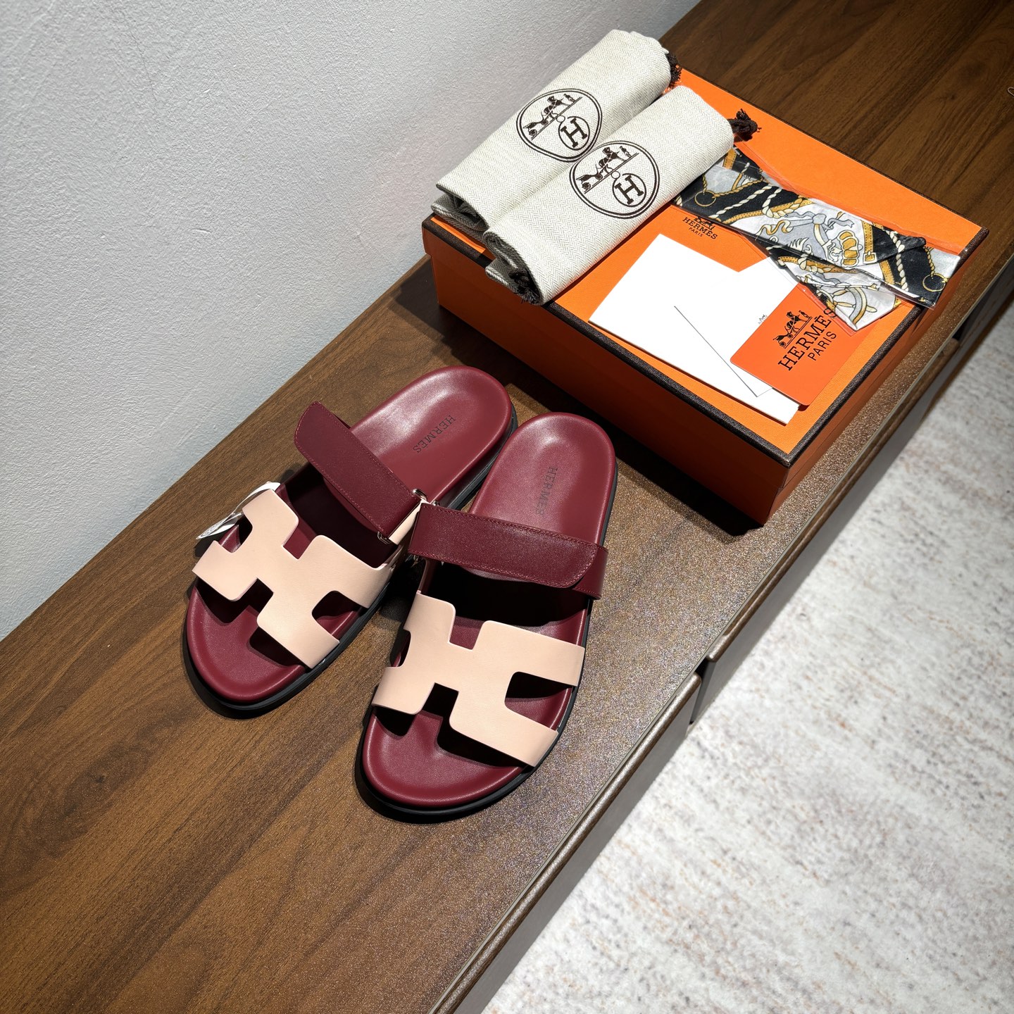 出厂价:女款250 男款➕10
品牌💗:HERMES
编号💗:H8018-210199
颜色💗:拼色色系
码数💗:35一40 38-45
鞋面材质:进口小牛皮
大底材质:Tpu防滑耐磨大底
🆕🆕🆕HERMES 2025最新配色,原版购入拆解,进口定制面料 所有颜色均调试过N遍 力求跟原版零区别!顶级版本女款💰 最近火到不行的二舅鞋- chypre凉鞋,老少皆宜的舒适感,丑萌丑萌的。搭配各种彩色袜子,潮爆了