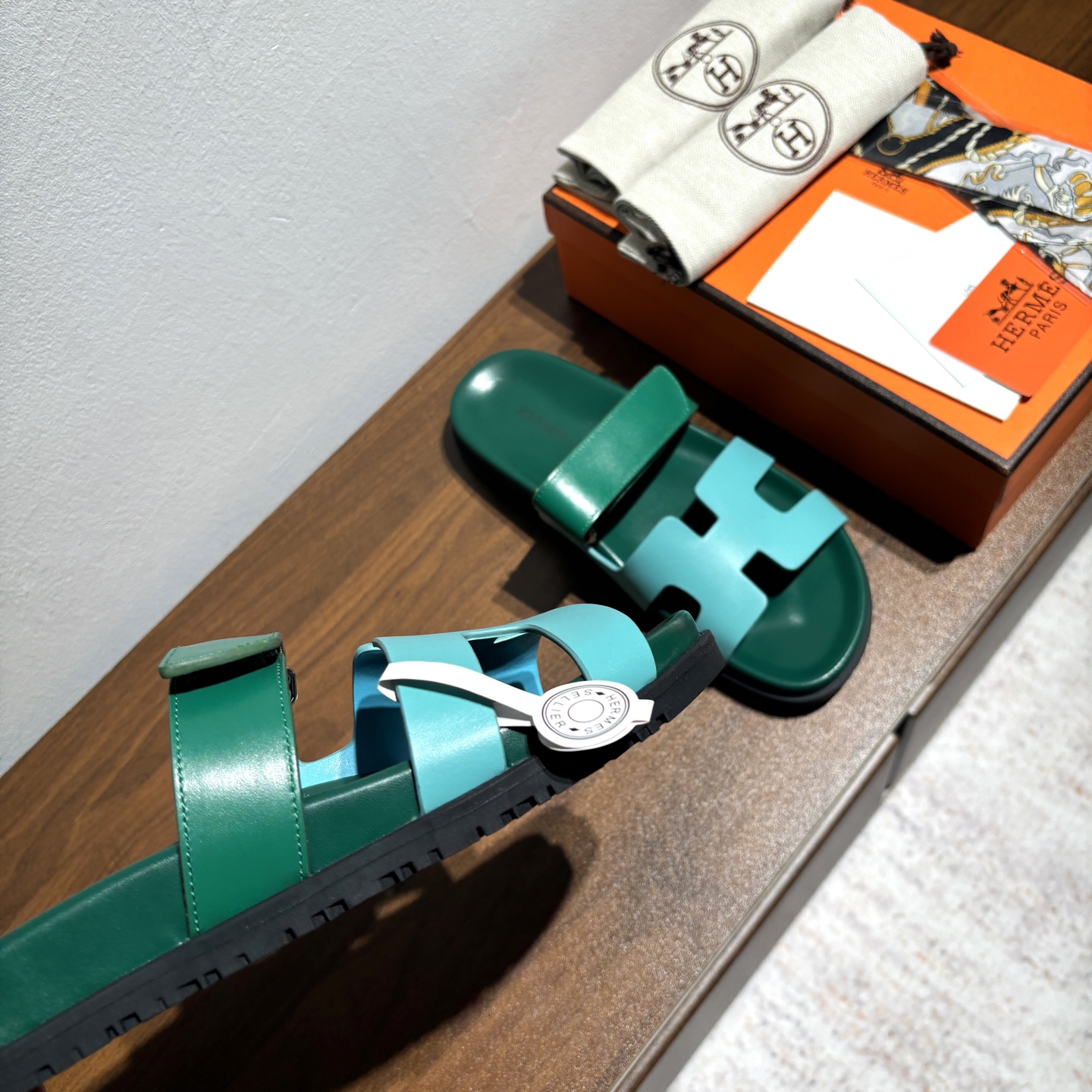 出厂价:女款250 男款➕10
品牌💗:HERMES
编号💗:H8018-210199
颜色💗:拼色新色系
码数💗:35一40 38-45
鞋面材质:进口小牛皮
大底材质:Tpu防滑耐磨大底
🆕🆕🆕HERMES 2025最新配色,原版购入拆解,进口定制面料 所有颜色均调试过N遍 力求跟原版零区别!顶级版本女款💰 最近火到不行的二舅鞋- chypre凉鞋,老少皆宜的舒适感,丑萌丑萌的。搭配各种彩色袜子,潮爆了