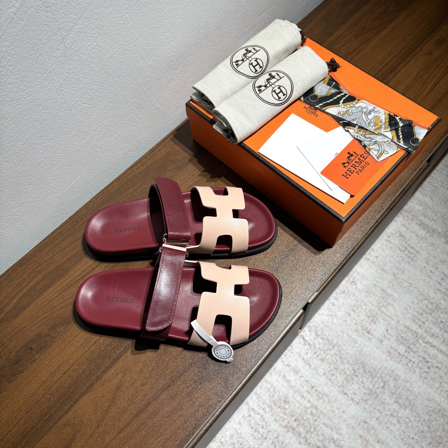 出厂价:女款250 男款➕10
品牌💗:HERMES
编号💗:H8018-210199
颜色💗:拼色色系
码数💗:35一40 38-45
鞋面材质:进口小牛皮
大底材质:Tpu防滑耐磨大底
🆕🆕🆕HERMES 2025最新配色,原版购入拆解,进口定制面料 所有颜色均调试过N遍 力求跟原版零区别!顶级版本女款💰 最近火到不行的二舅鞋- chypre凉鞋,老少皆宜的舒适感,丑萌丑萌的。搭配各种彩色袜子,潮爆了