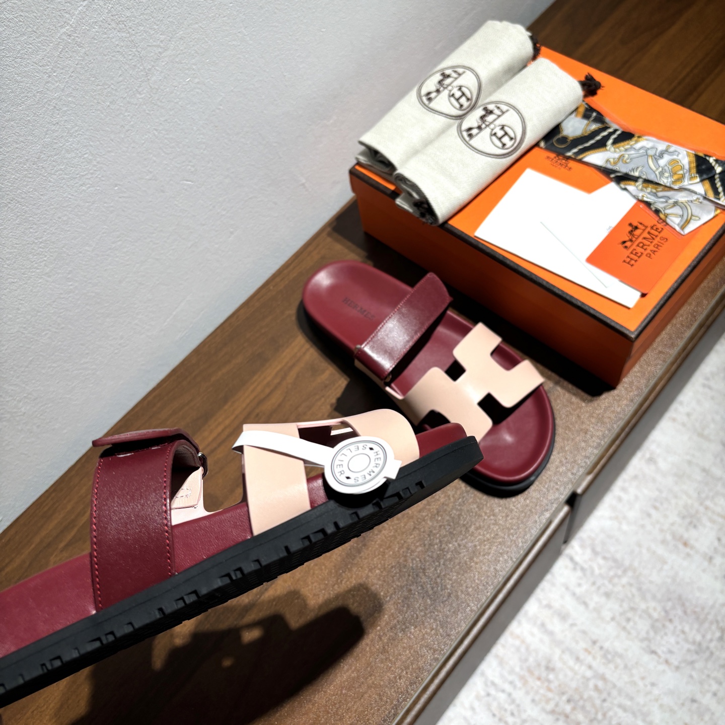 出厂价:女款250 男款➕10
品牌💗:HERMES
编号💗:H8018-210199
颜色💗:拼色色系
码数💗:35一40 38-45
鞋面材质:进口小牛皮
大底材质:Tpu防滑耐磨大底
🆕🆕🆕HERMES 2025最新配色,原版购入拆解,进口定制面料 所有颜色均调试过N遍 力求跟原版零区别!顶级版本女款💰 最近火到不行的二舅鞋- chypre凉鞋,老少皆宜的舒适感,丑萌丑萌的。搭配各种彩色袜子,潮爆了