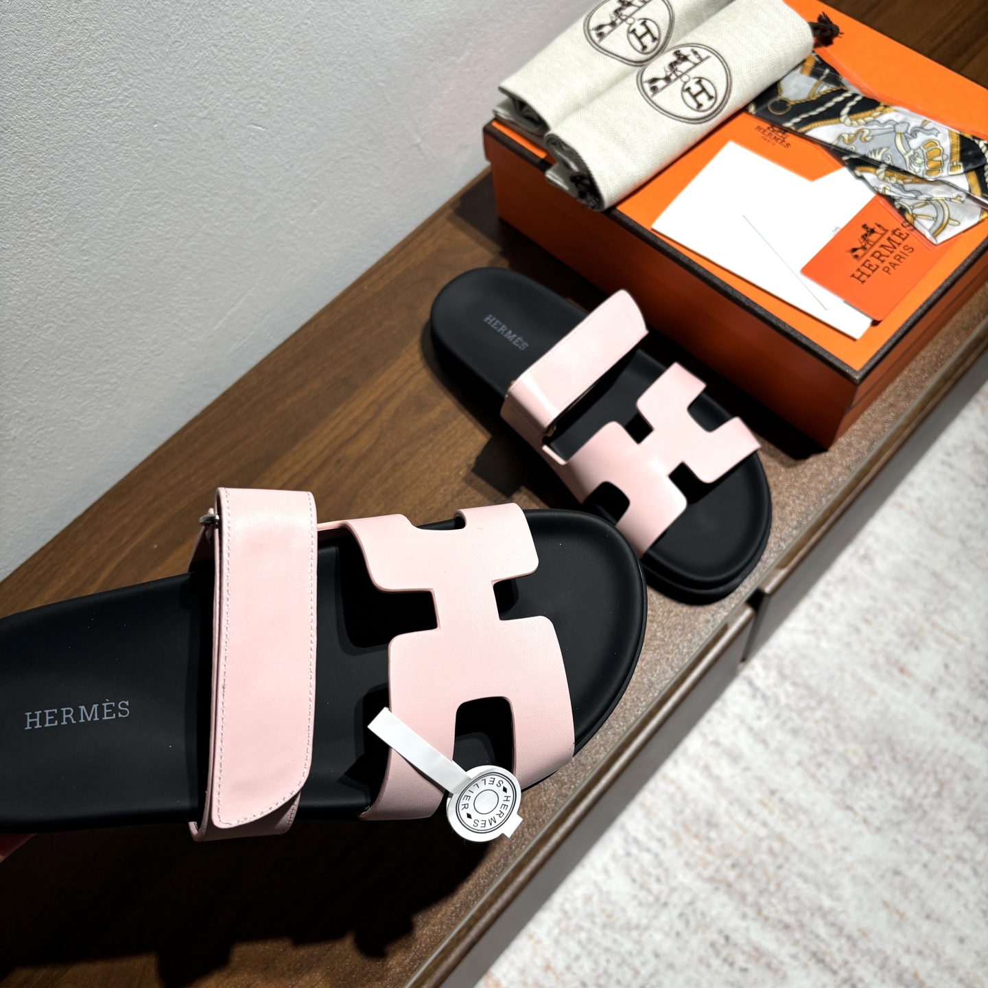 出厂价:女款250 男款➕10
品牌💗:HERMES
编号💗:H8018-210199
颜色💗:新色系
码数💗:35一40 38-45
鞋面材质:进口小牛皮
大底材质:Tpu防滑耐磨大底
🆕🆕🆕HERMES 2025最新配色,原版购入拆解,进口定制面料 所有颜色均调试过N遍 力求跟原版零区别!顶级版本女款💰 最近火到不行的二舅鞋- chypre凉鞋,老少皆宜的舒适感,丑萌丑萌的。搭配各种彩色袜子,潮爆了