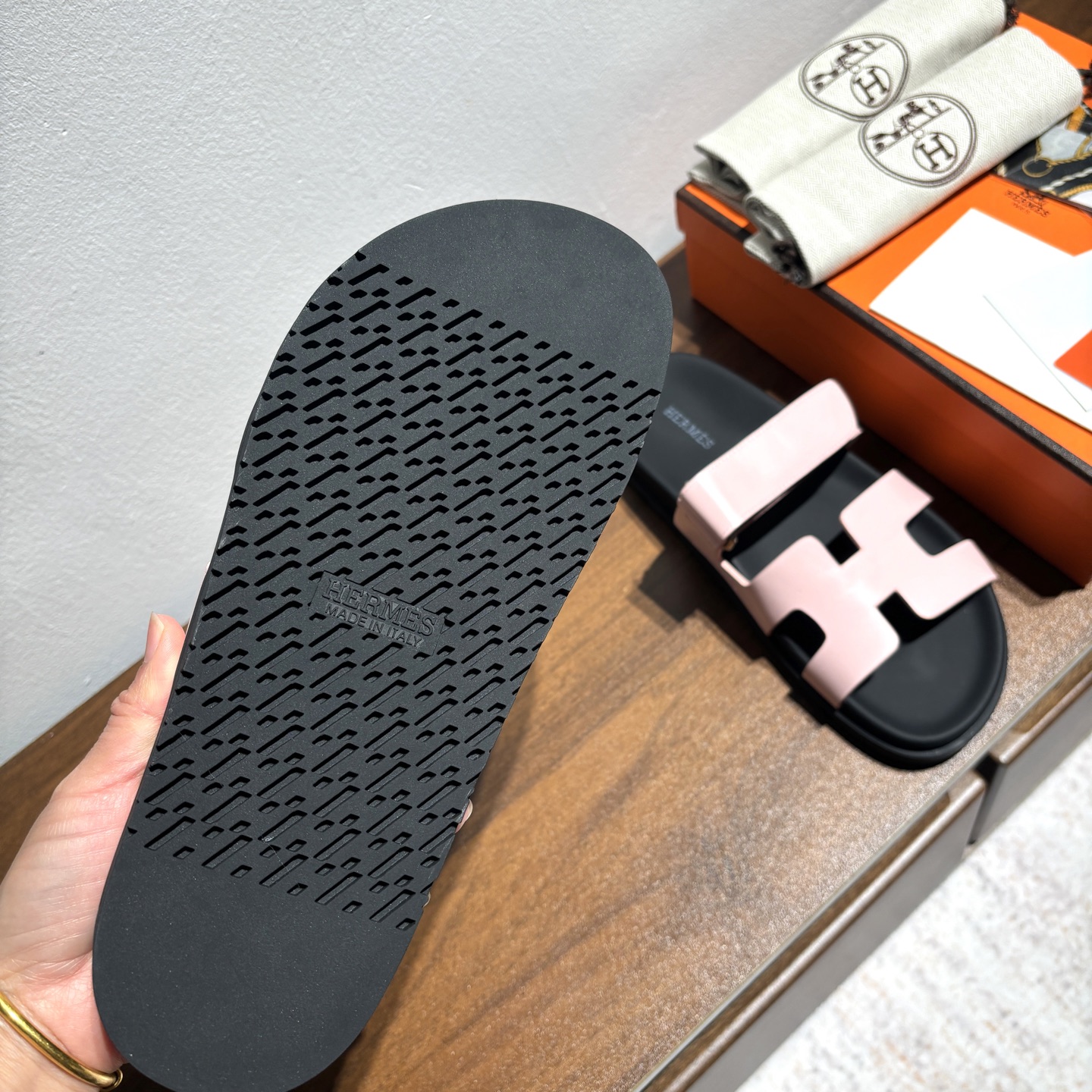 出厂价:女款250 男款➕10
品牌💗:HERMES
编号💗:H8018-210199
颜色💗:新色系
码数💗:35一40 38-45
鞋面材质:进口小牛皮
大底材质:Tpu防滑耐磨大底
🆕🆕🆕HERMES 2025最新配色,原版购入拆解,进口定制面料 所有颜色均调试过N遍 力求跟原版零区别!顶级版本女款💰 最近火到不行的二舅鞋- chypre凉鞋,老少皆宜的舒适感,丑萌丑萌的。搭配各种彩色袜子,潮爆了